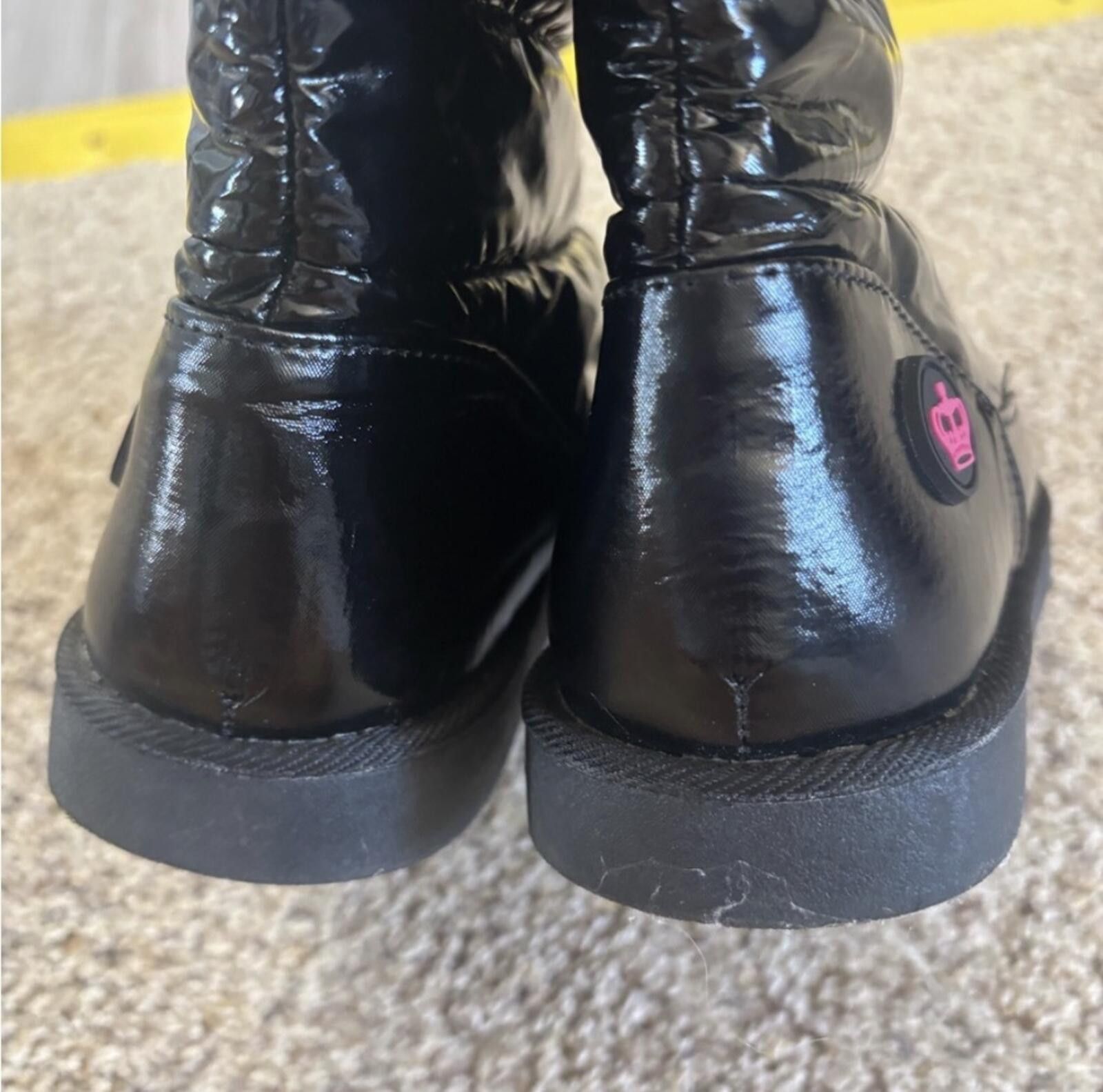 Juicy Couture Jeans (Juicy Couture) Shiny Black Boots with Pink Logos Size US 6 / IT 36 - 6 Thumbnail