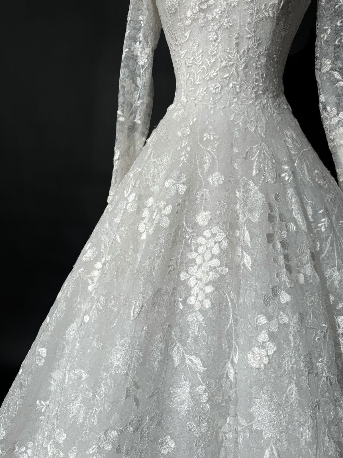 Other Preloved US 8 Embroidery Lace Anna Augusta Wedding Dress Size M / US 6-8 / IT 42-44 - 4 Thumbnail