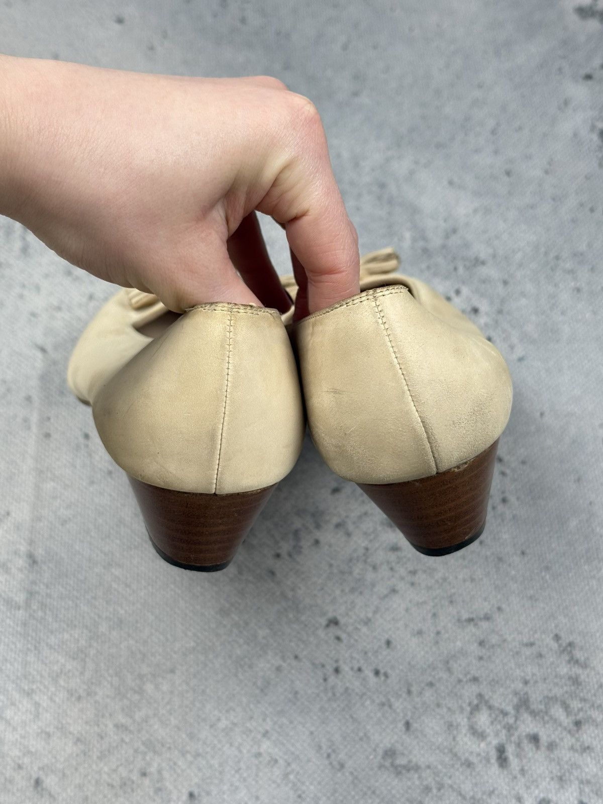 Salvatore Ferragamo Salvatore Ferragamo Vintag Cream Leather Pumps Gold Hardware Size US 8.5 / IT 38.5 - 5 Thumbnail