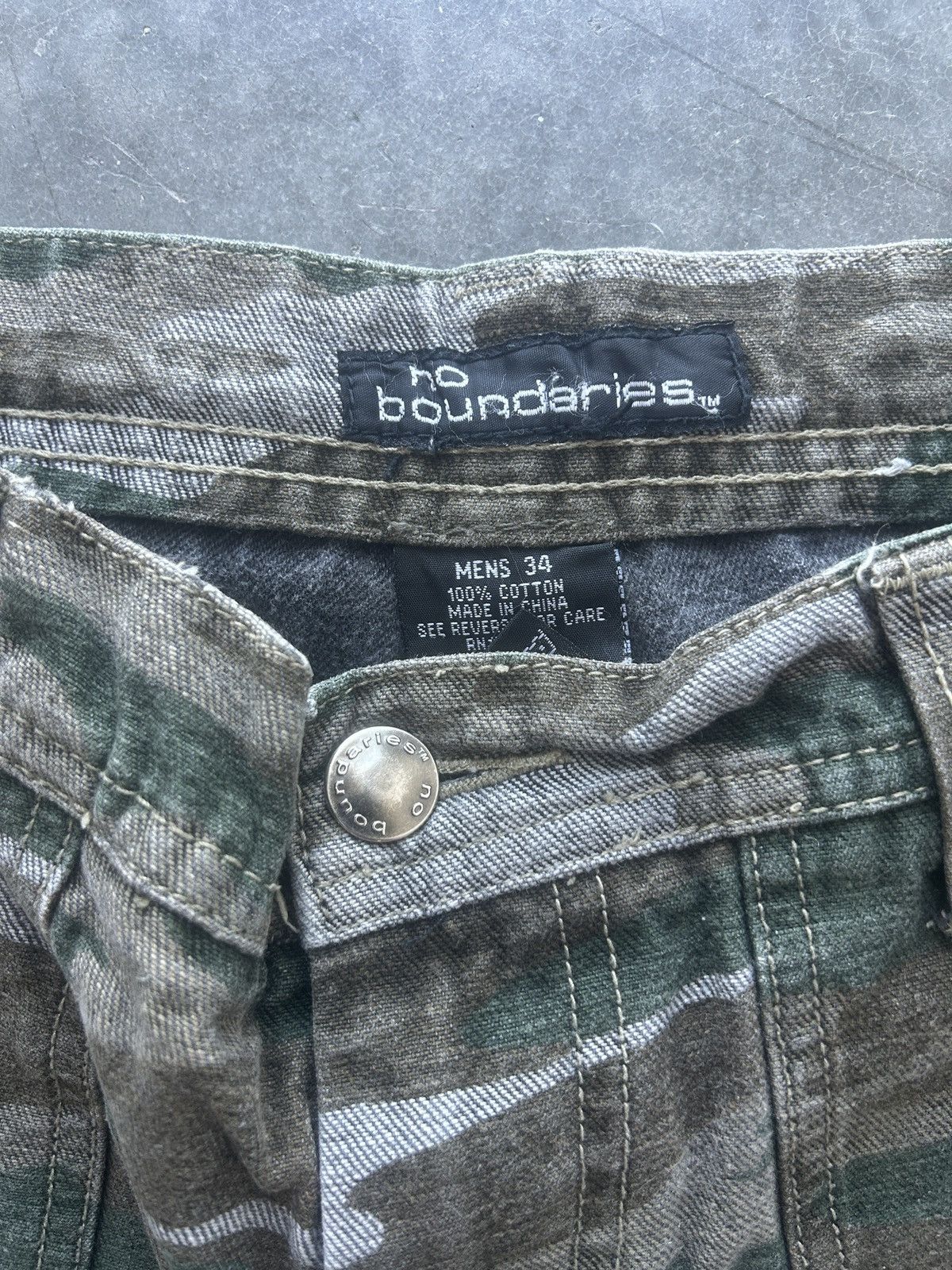 Vintage Vintage Y2K No Boundaries Camo Carpenter Shorts Size US 34 / EU 50 - 3 Thumbnail