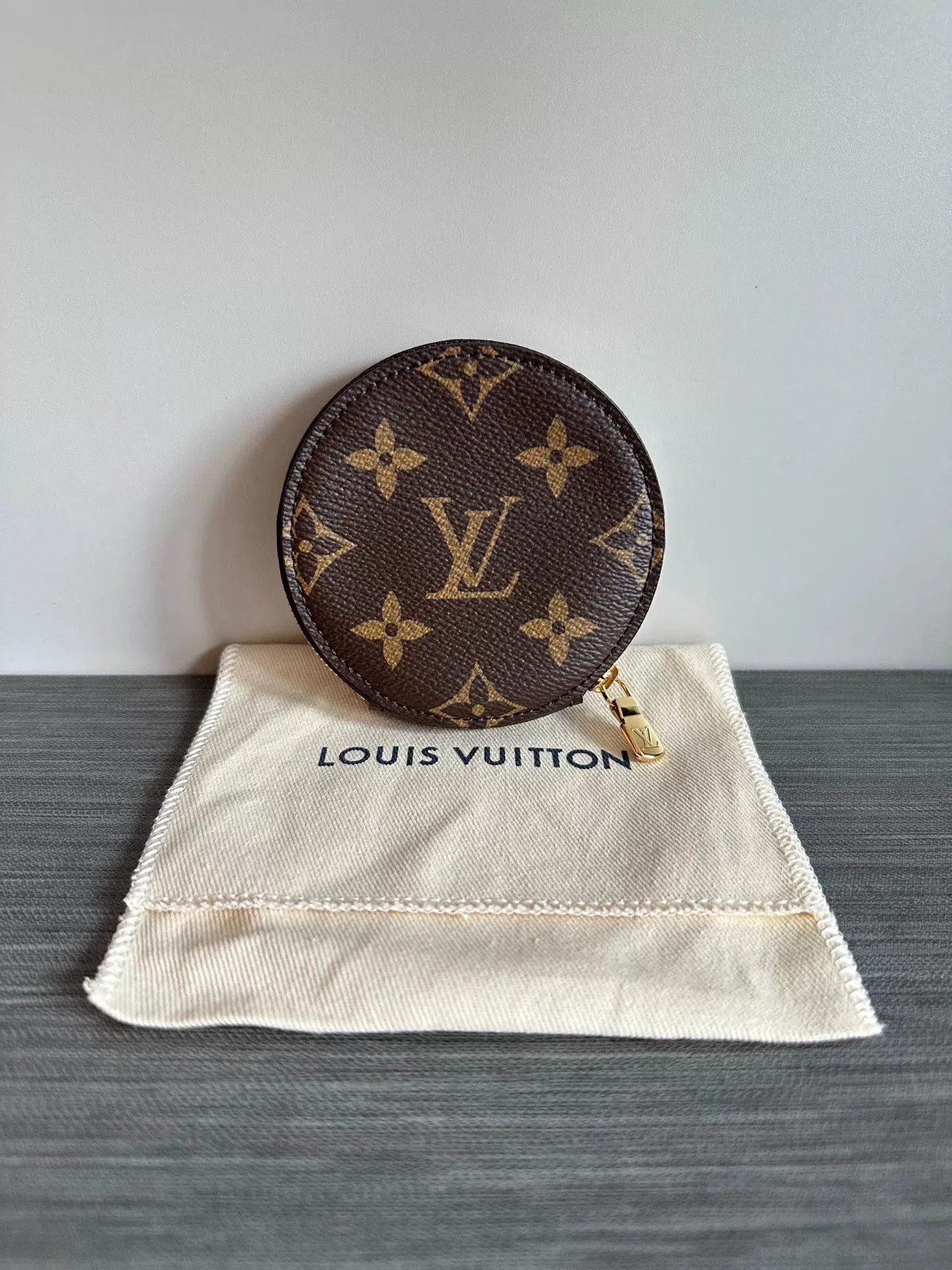 Louis Vuitton LV Classic Monogram Round Coin Purse. Size ONE SIZE - 1 Thumbnail
