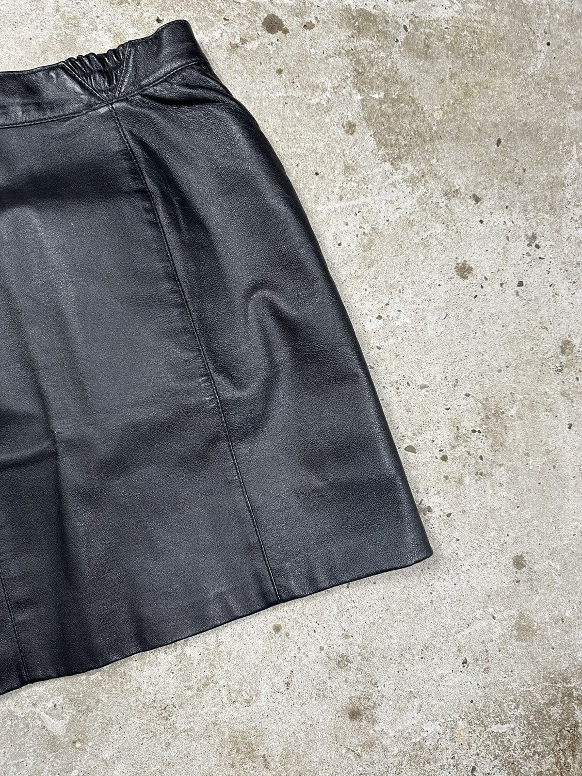 Japanese Brand Vintage Y2K Black Genuine Leather Mini Skirt Avant Garde Size 26" / US 2 / IT 38 - 9 Thumbnail