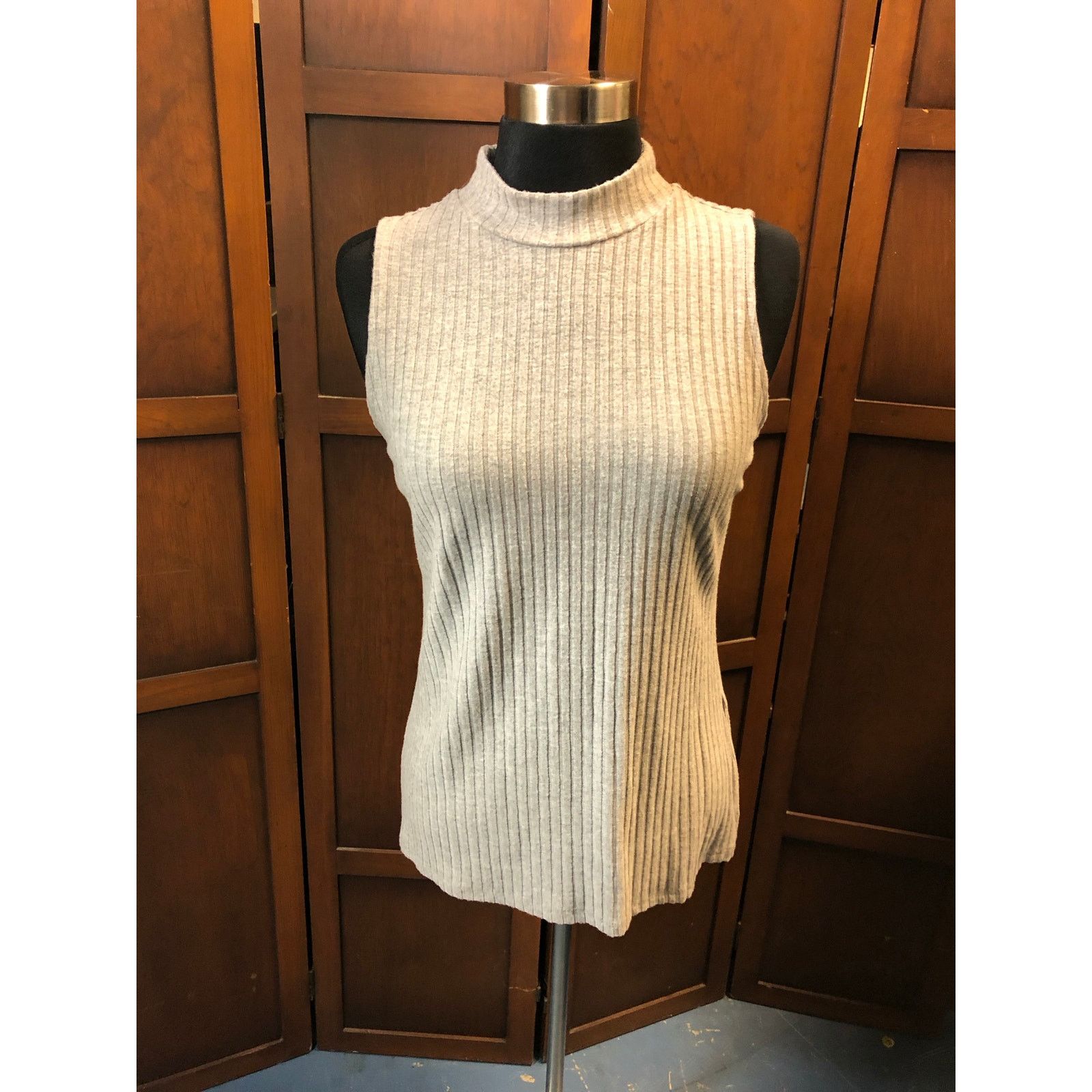 White House Black Market WhiteHouseBlackMarket Gray Sleeveless Shirt Size XS / US 0-2 / IT 36-38 - 1 Thumbnail