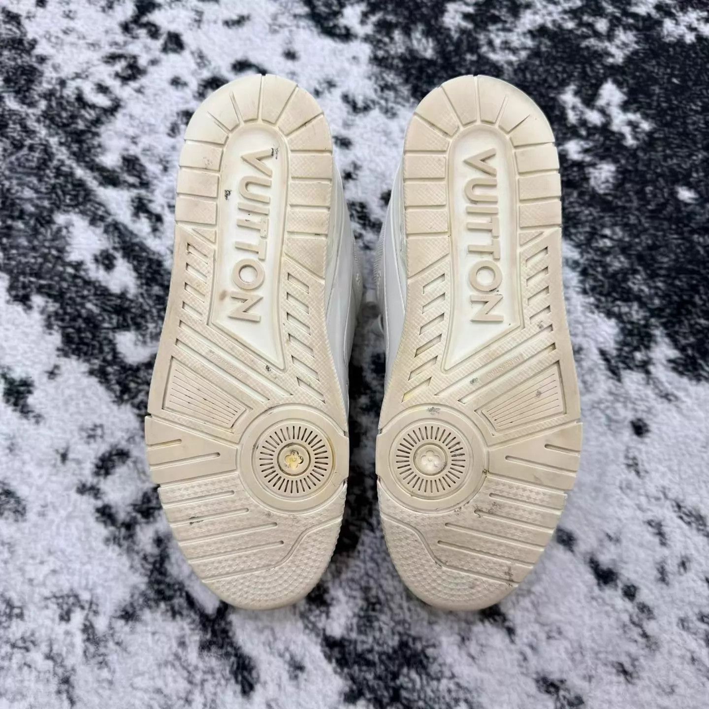 Louis Vuitton LV Trainer White Sneaker 40 95 New Size US 7 / EU 40 - 7 Thumbnail