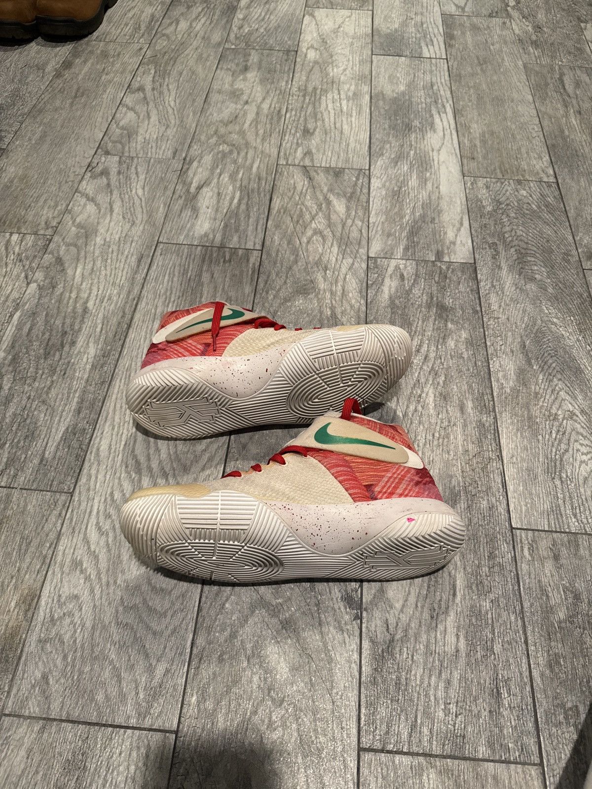 Nike Kyrie 2 Ky-rispie kreme Size US 11 / EU 44 - 2 Thumbnail
