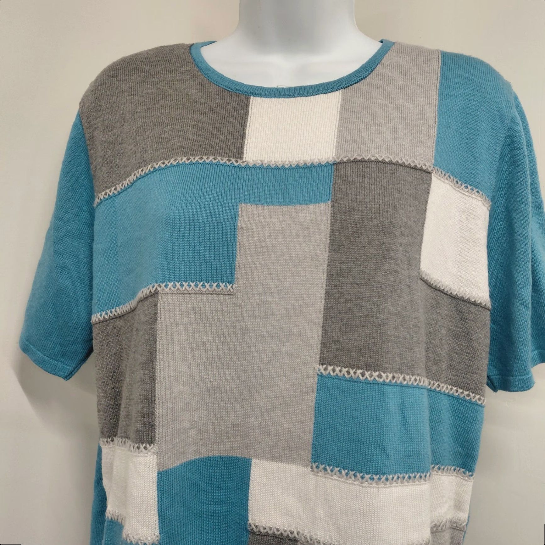 Vintage VINTAGE Alfred Dunner Blouse Women's L Blue White & Gray Blocked Short Sleeve Geometric Knit Crewneck Pullover Regular Sleeves Womens Size L / US 10 / IT 46 - 4 Thumbnail