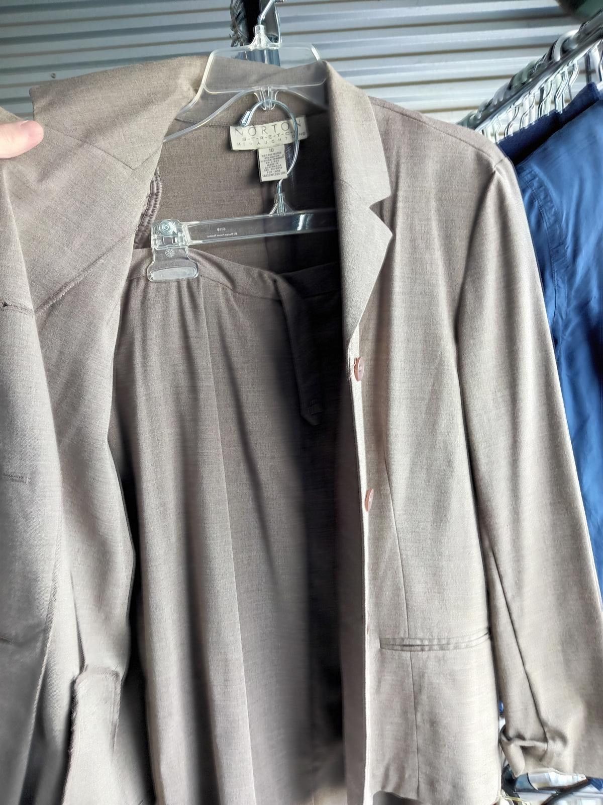 Designer Professional Women's Two-Piece Suit Set Size L / US 10 / IT 46 - 6 Thumbnail