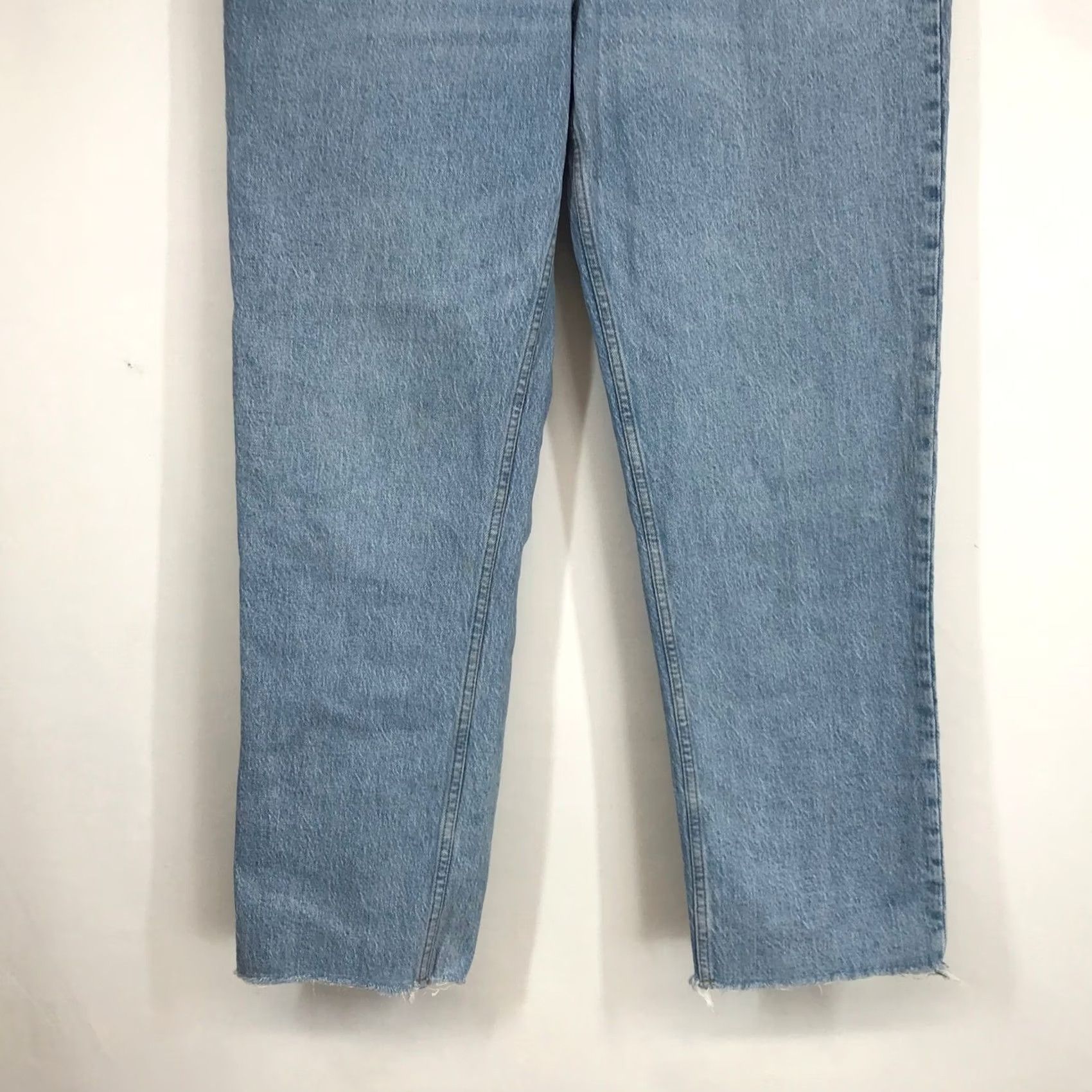 Abercrombie & Fitch Abercrombie & Fitch The Straight Mid Rise Light Wash Raw Hem Jeans Womens 32x34 Size 24" / US 00 / IT 34 - 3 Thumbnail