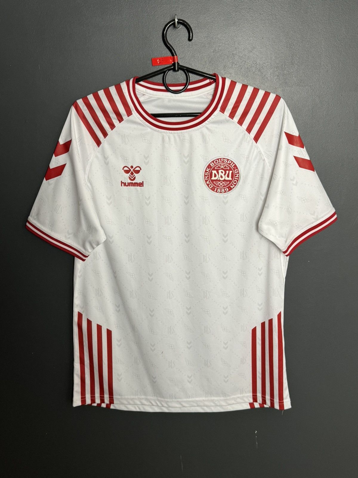 Hummel Denmark National Team 22/23 Away Football Soccer Jersey Size US M / EU 48-50 / 2 - 1 Thumbnail