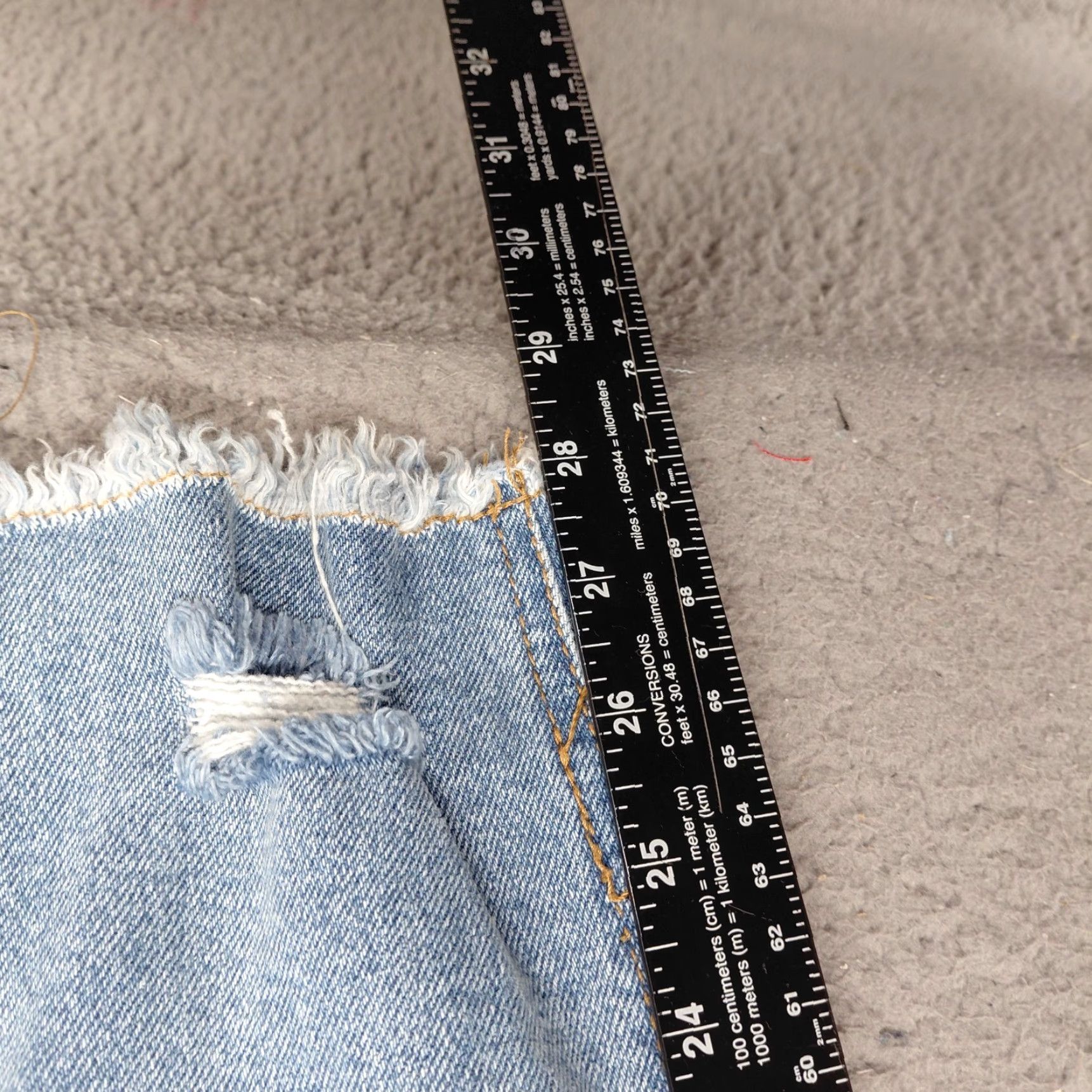 Vintage Tinseltown Jeans Women’s Size 7 Blue Hi-Rise The Mom Med Wash Denim Distressed Raw Hem Regular Fit Womens Size 28" / US 6 / IT 42 - 5 Thumbnail
