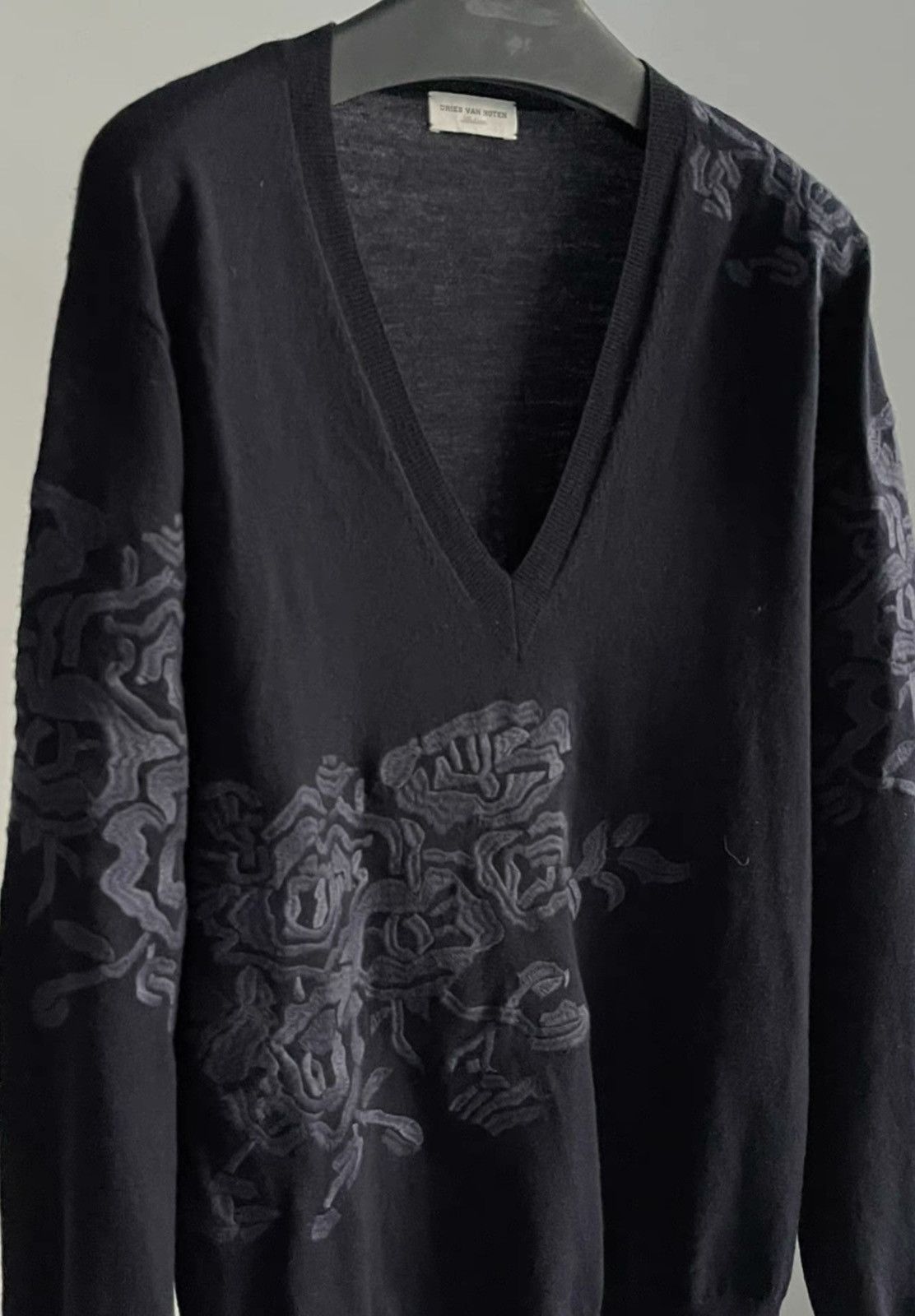 Dries Van Noten Dries Van Note Floral embroidered V-neck wool sweater Size US M / EU 48-50 / 2 - 1 Thumbnail