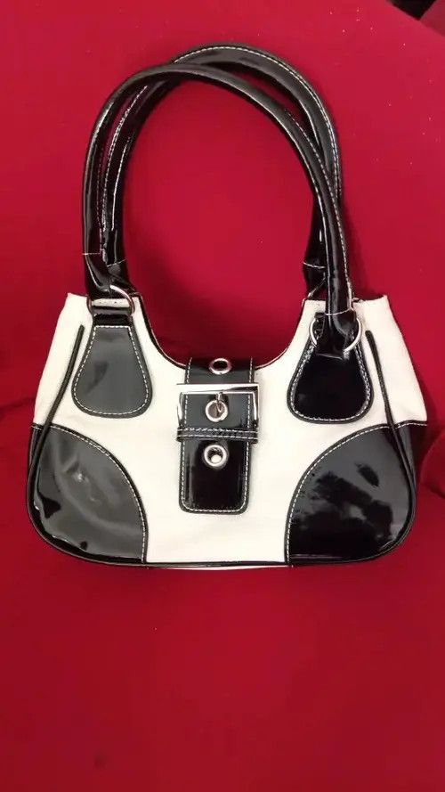Goods Bag Patent Leather Chain Crossbody Bag Size ONE SIZE - 1 Thumbnail