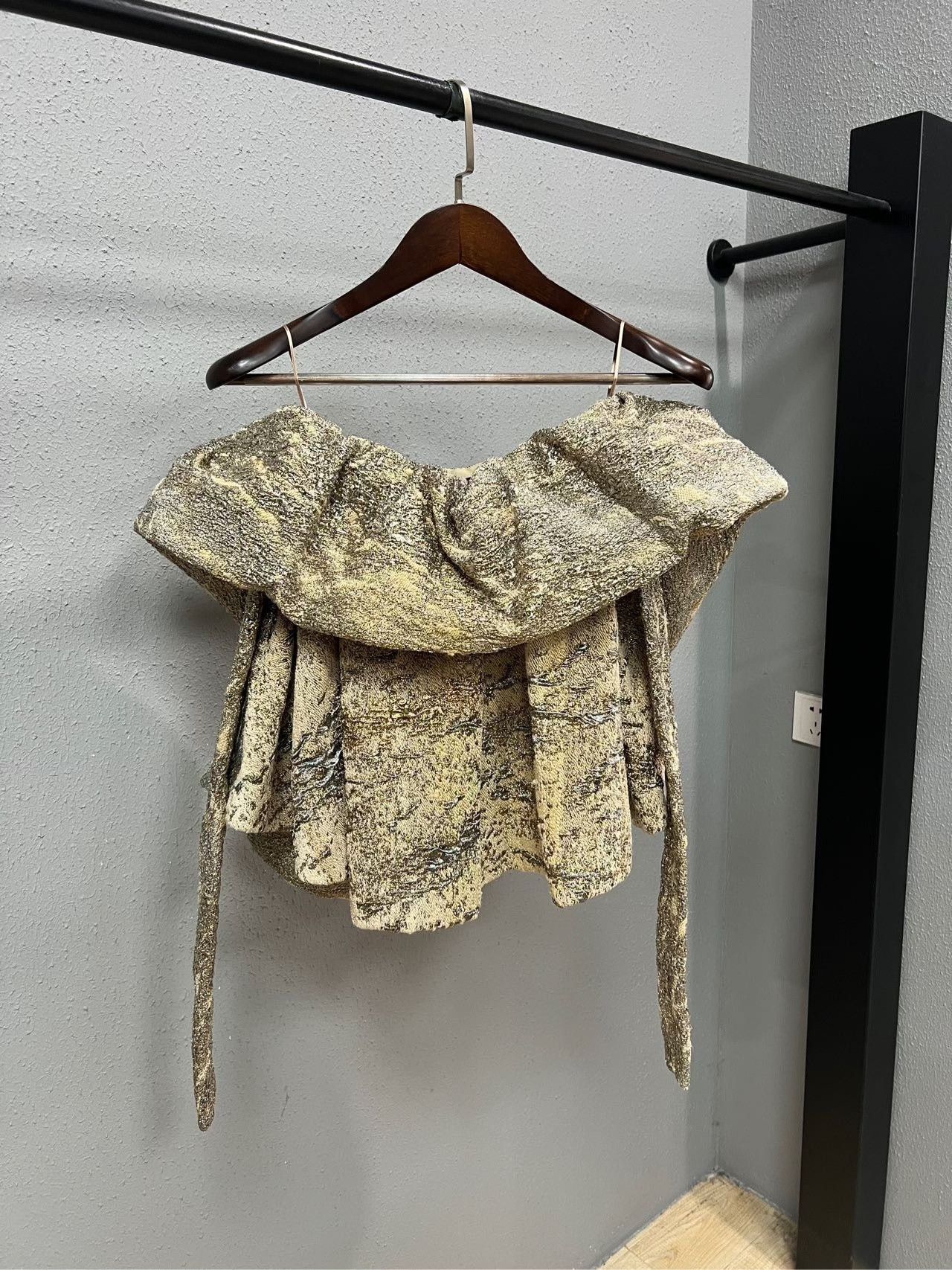 Louis Vuitton Louis Vuitton Gold Thread Lace Skirt Size US 7 / EU 40 - 1 Thumbnail