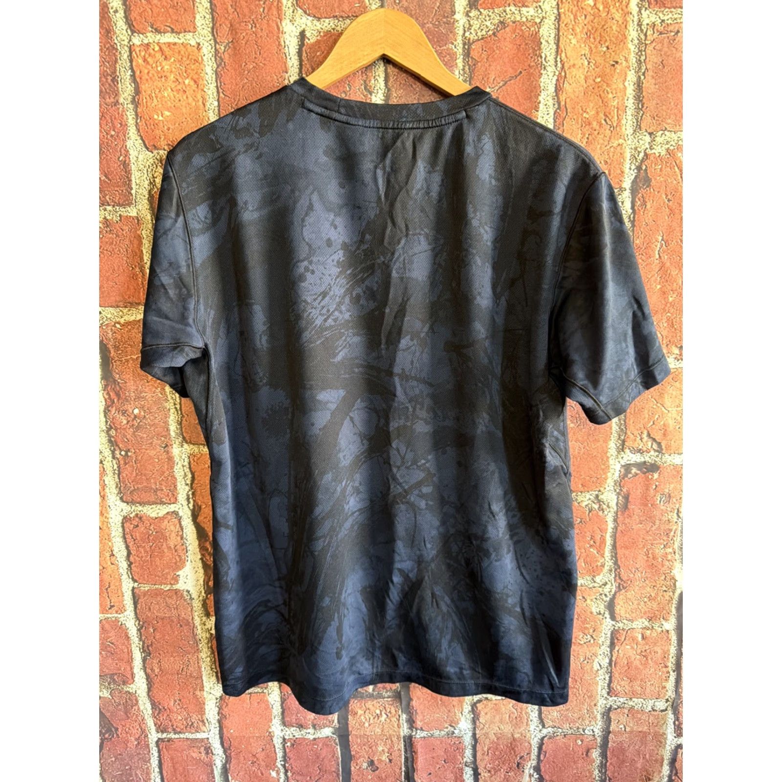 Uniqlo Uniqlo x Meguru Yamaguchi T-Shirt Mens Large Blue Abstract Splatter Camo Short Sleeve Crew Neck Regular Fit Graphic Print Size US L / EU 52-54 / 3 - 3 Thumbnail