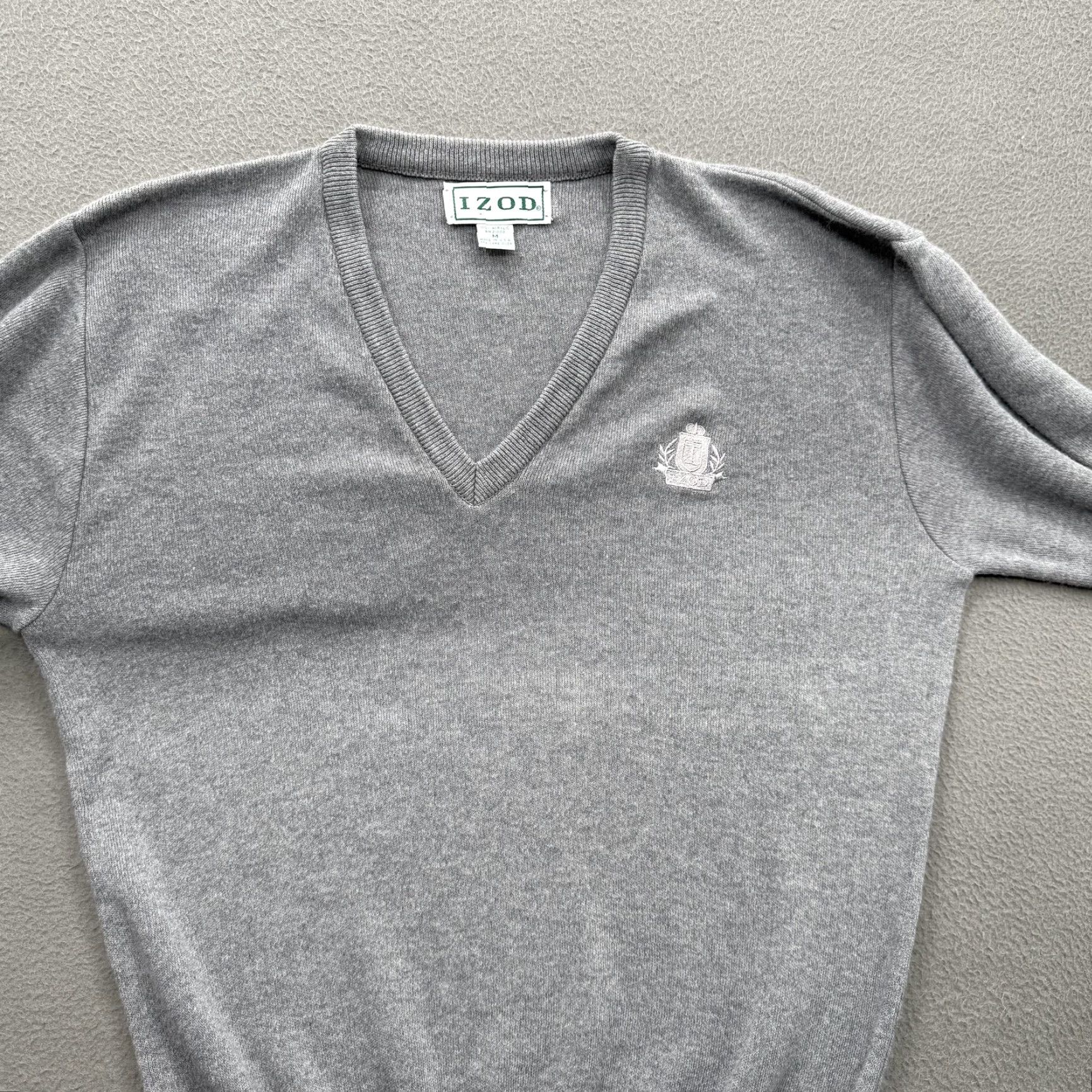 Izod VINTAGE IZOD Sweater Mens Medium Gray V-Neck Pullover Crest Made in USA 90s Size US M / EU 48-50 / 2 - 8 Thumbnail