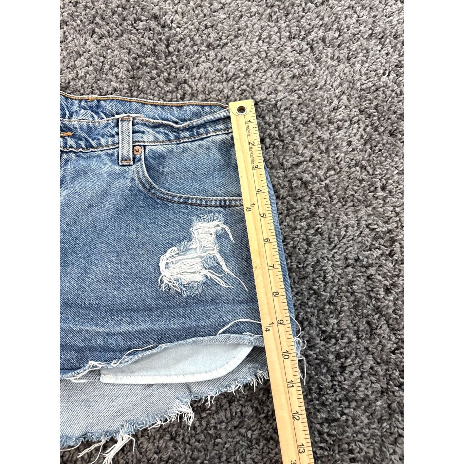Levi's VINTAGE Levi’s Shorts Womens 30 High Rise Distressed Frayed Light Wash 90s Cut-Off Denim Blue Womens Size 30" / US 8 / IT 44 - 2 Thumbnail
