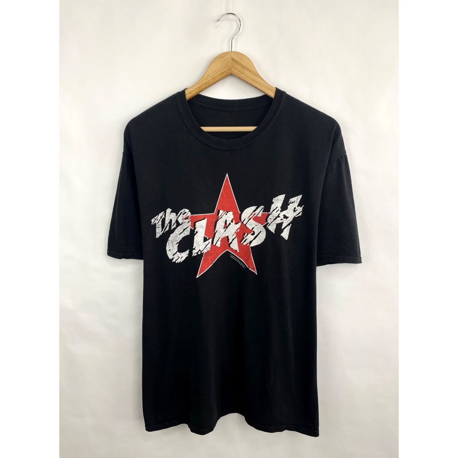 Gildan VINTAGE The Clash 1977/2020 T-shirt Rare Retro Hype Y2K XL Black Shirt Mens XL Black Retro The Clash 1977/2020 T-shirt Vintage Shirt Mens XL Black Size US XL / EU 56 / 4 - 2 Thumbnail
