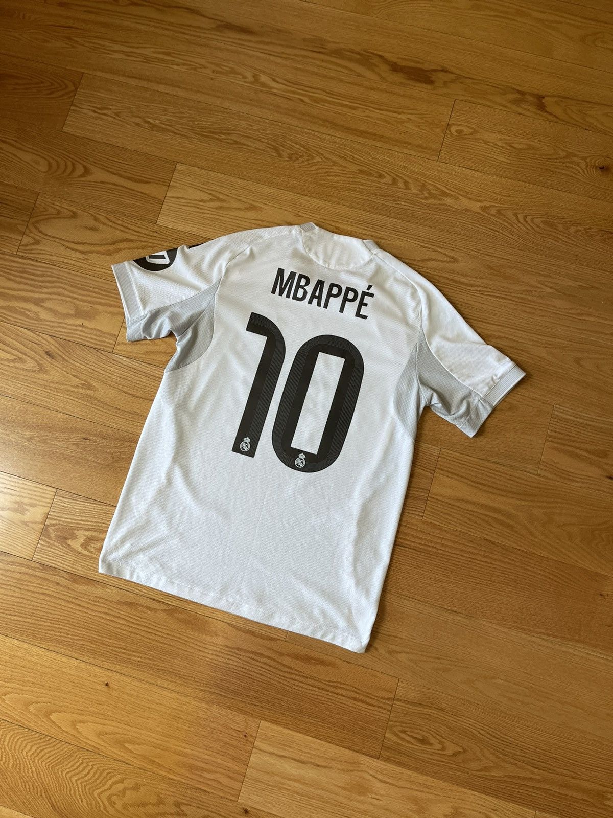 Adidas Authentic Real Madrid KYLIAN MBAPPE 2025/26 home jersey Size US M / EU 48-50 / 2 - 1 Thumbnail