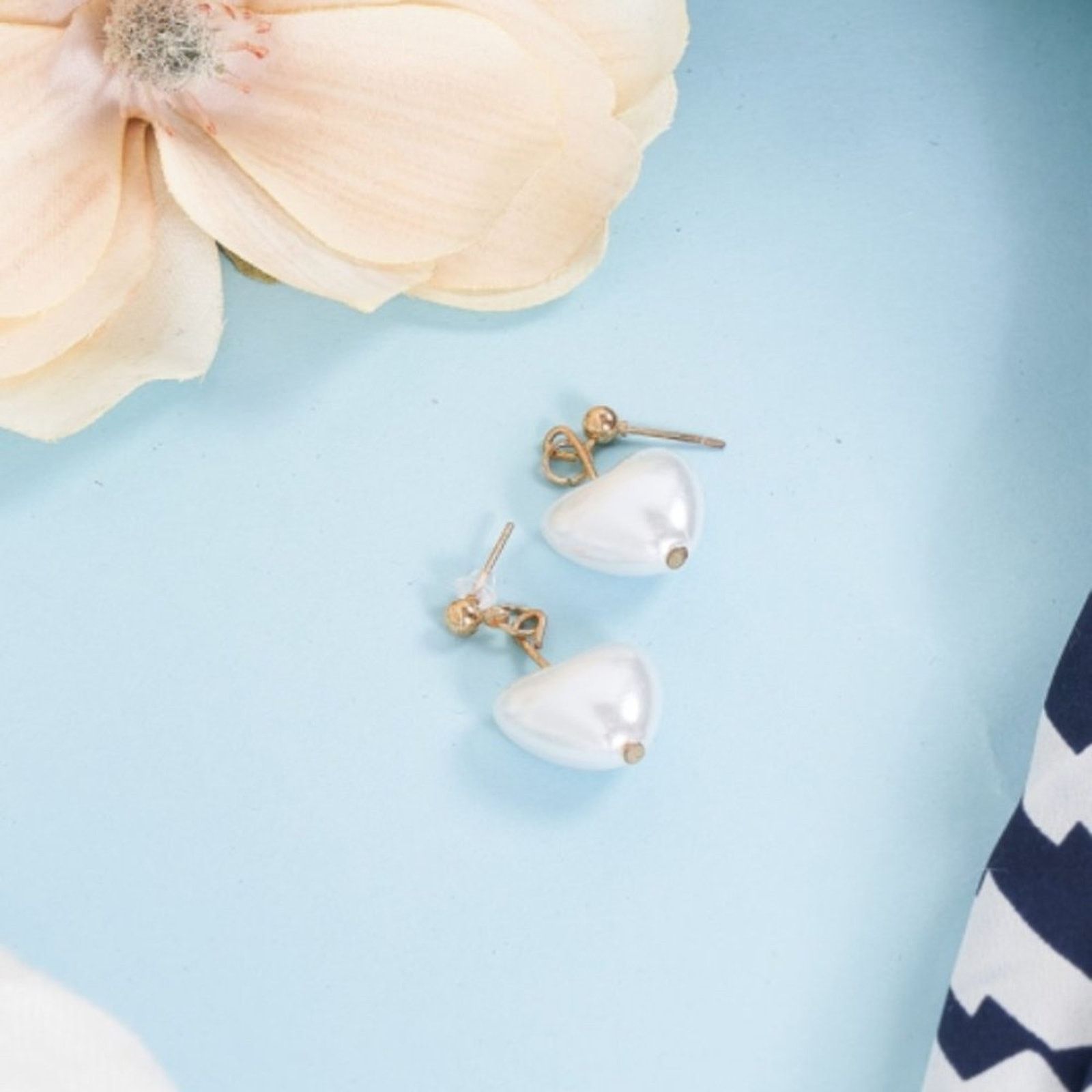 Other Gold Heart Shape Pearl Drop Earrings Size ONE SIZE - 3 Thumbnail