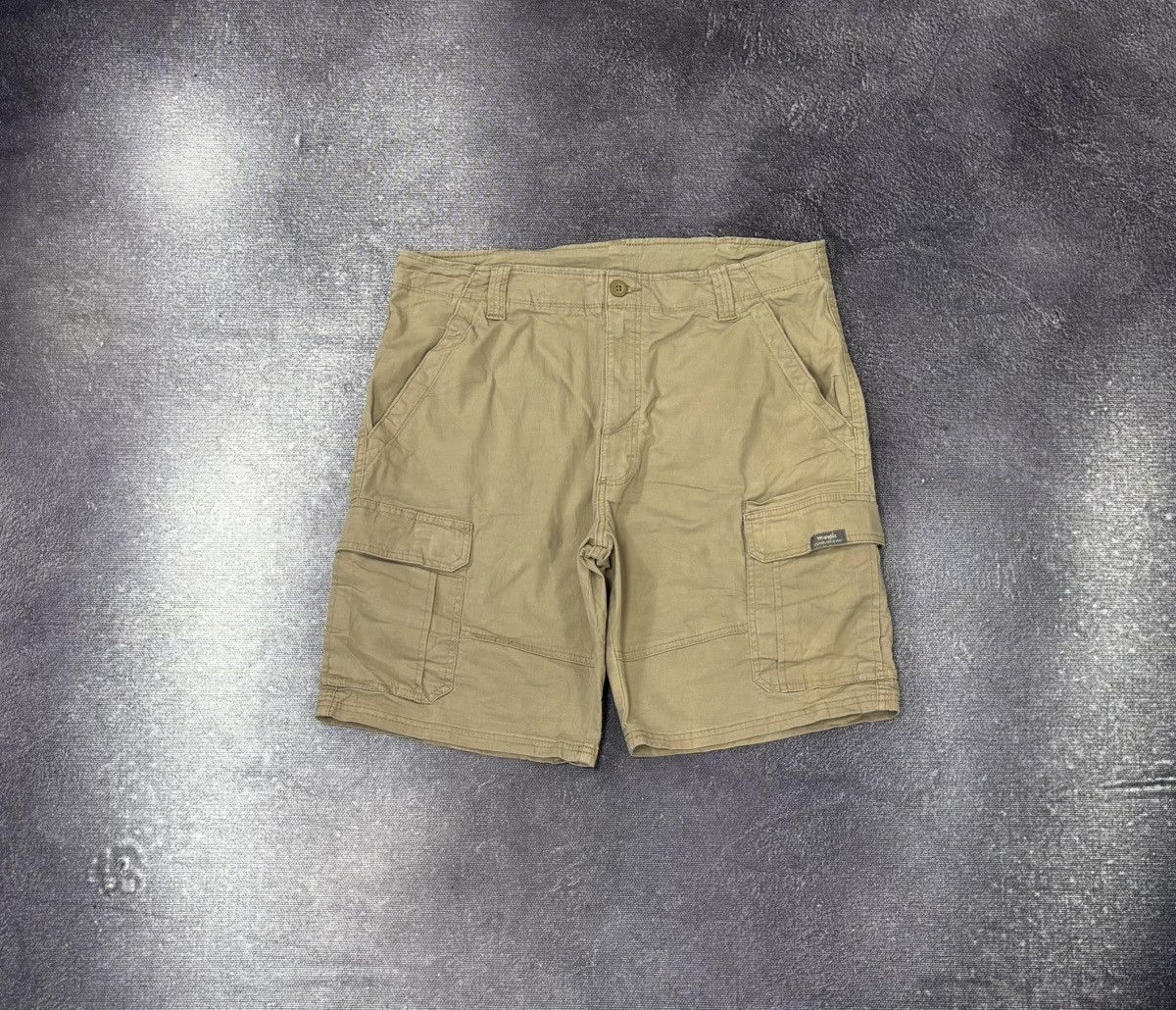 Vintage Vintage Wrangler Y2K Utility Hype Beige Cargo Shorts Size US 36 / EU 52 - 1 Thumbnail