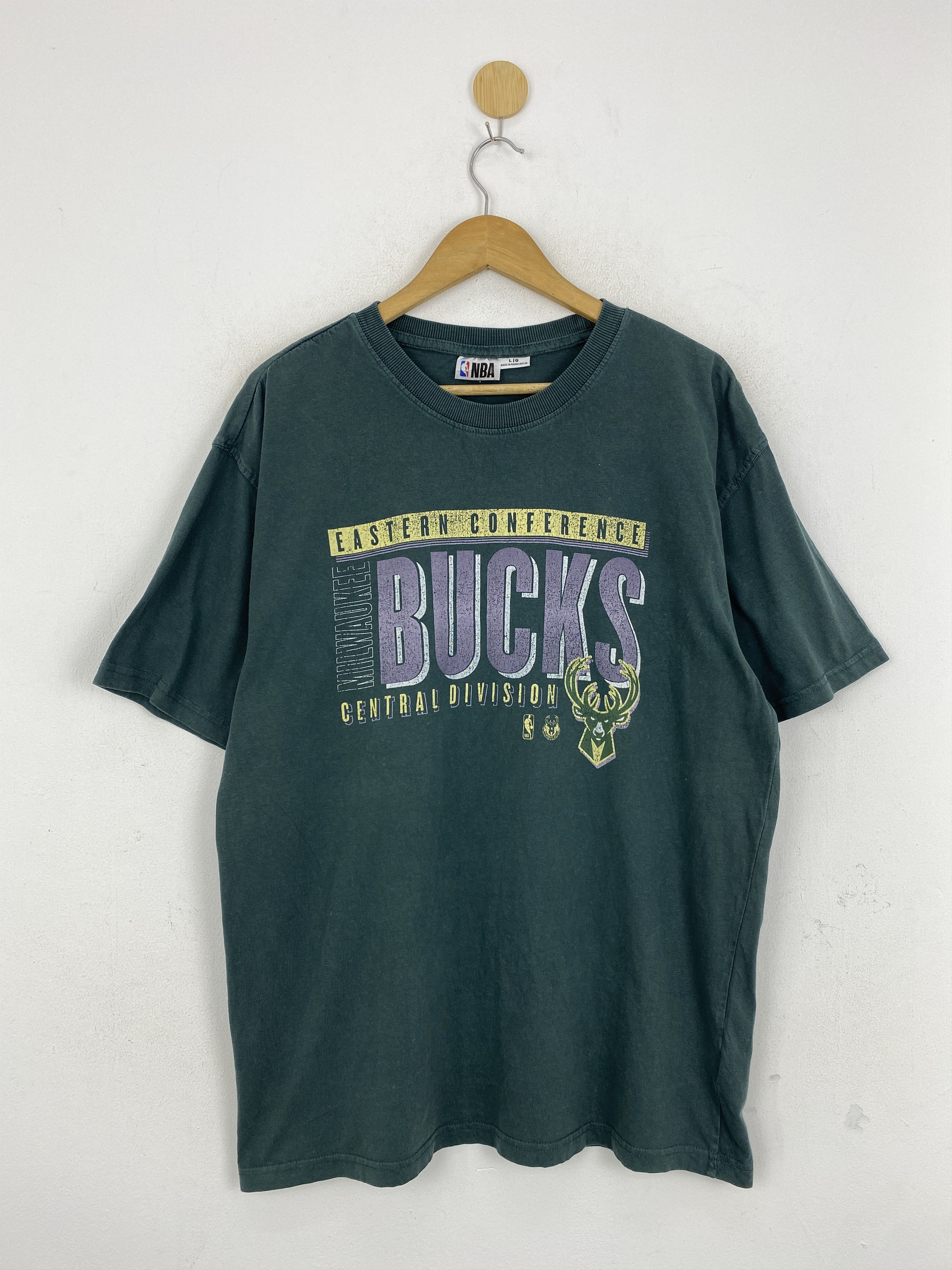 NBA Vintage NBA Milwaukee Bucks Basketball Team Tee TA0594 Size US L / EU 52-54 / 3 - 1 Thumbnail