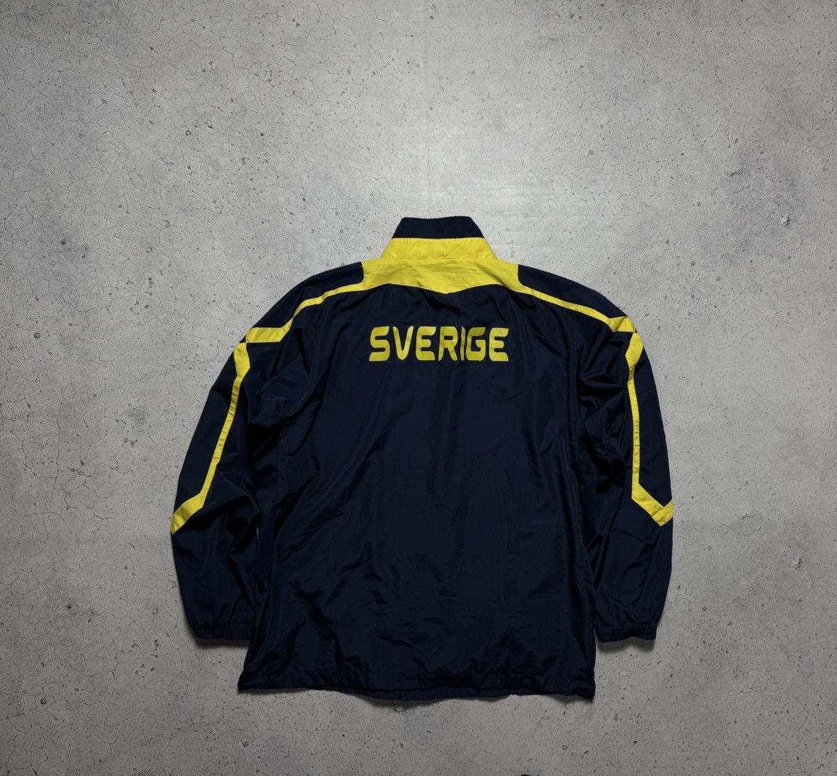 Umbro Umbro Sweden Vintage Nylon Football Track Jacket Soccer Size US L / EU 52-54 / 3 - 10 Thumbnail