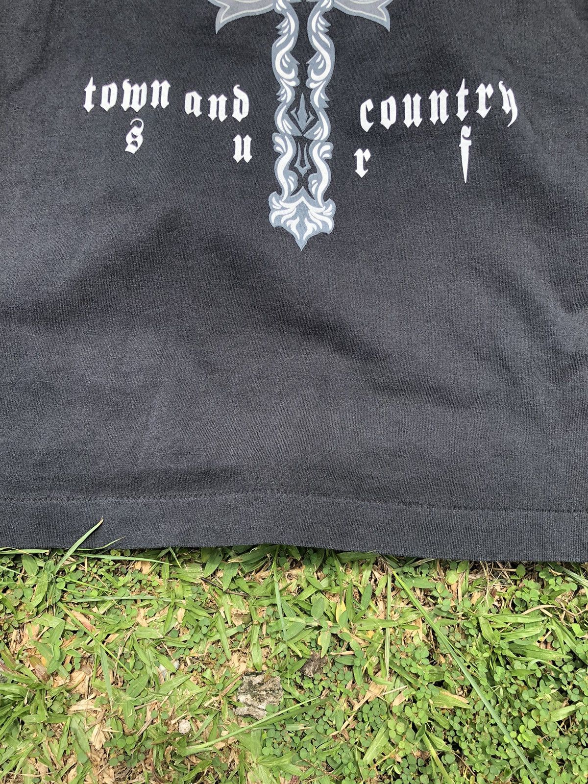 Vintage RARE Vintage Y2K Sunfaded T&C Cross Tribal Gothic Tshirt Size US L / EU 52-54 / 3 - 5 Thumbnail