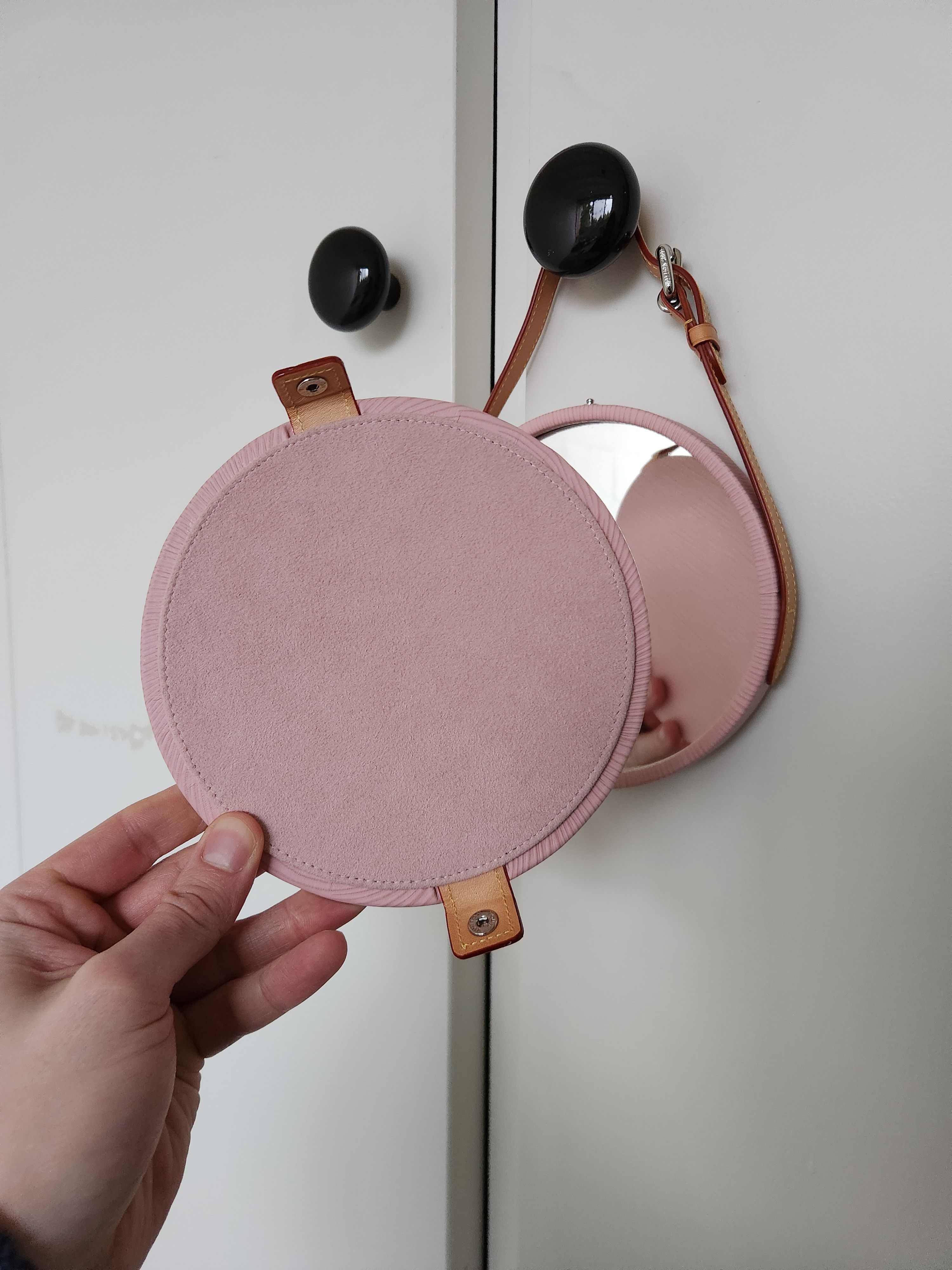 Louis Vuitton LV pink epi leather portable mirror w/ vvn adjustable strap Size ONE SIZE - 7 Thumbnail