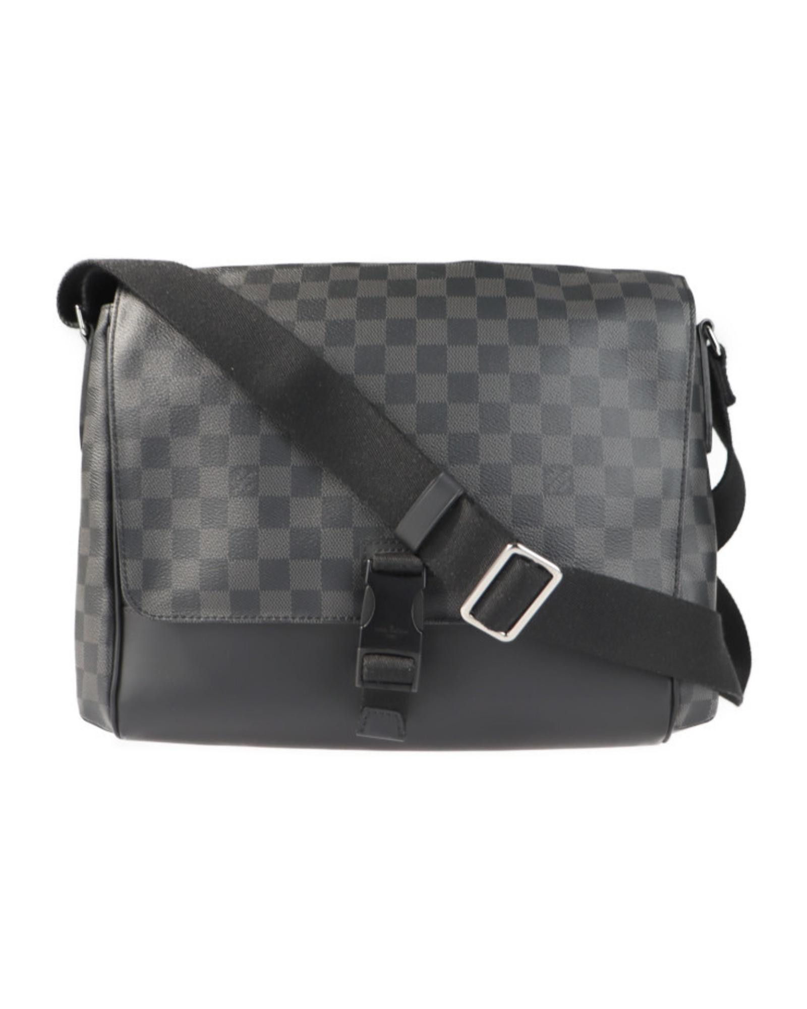 image of Functional And Luxurious Louis Vuitton Messenger Shoulder Bag in Black, Women's