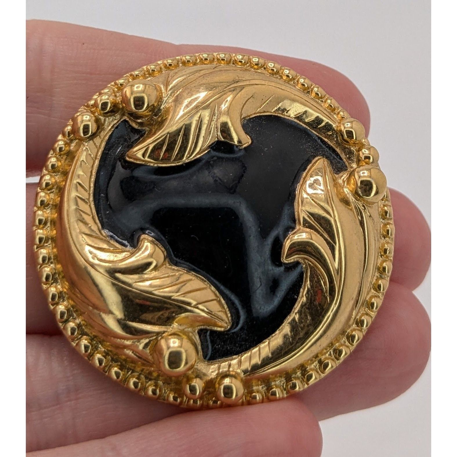 Other Vintage 1980s Gold & Black Enamel Round Brooch Pin With Leaf Size ONE SIZE - 6 Thumbnail