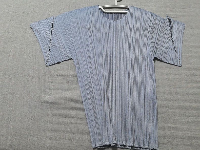 Issey Miyake Issey Miyake size:3 Grayish-blue pleated short-sleeved top Size S / US 4 / IT 40 - 3 Thumbnail