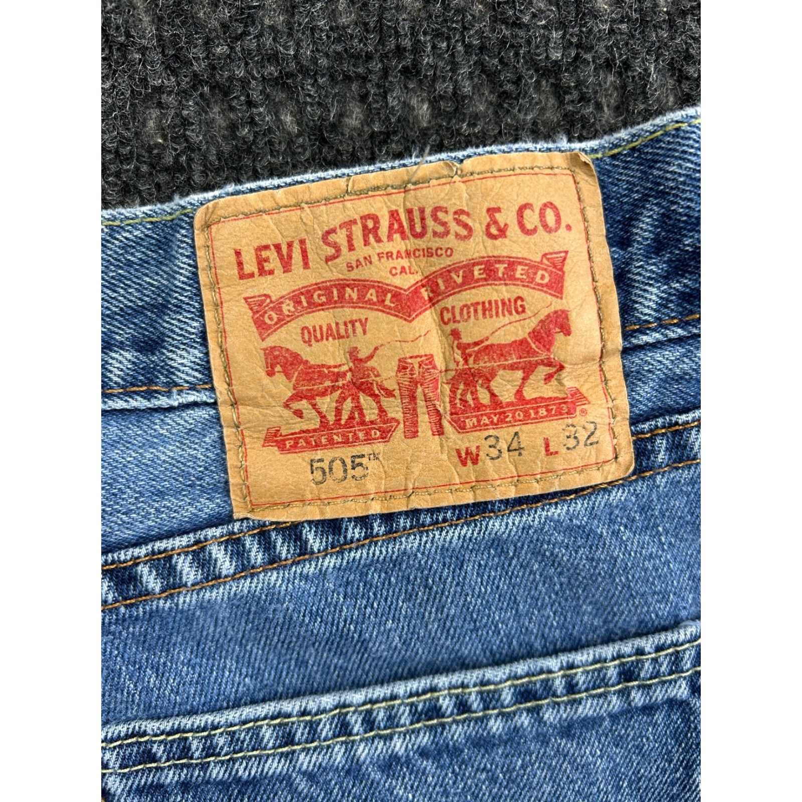 Levi's VINTAGE Levi’s 505 Jeans Straight Regular Fit 34 x 32 Light Blue Denim Distressed Work 80s 90s USA Mens Size US 34 / EU 50 - 4 Thumbnail