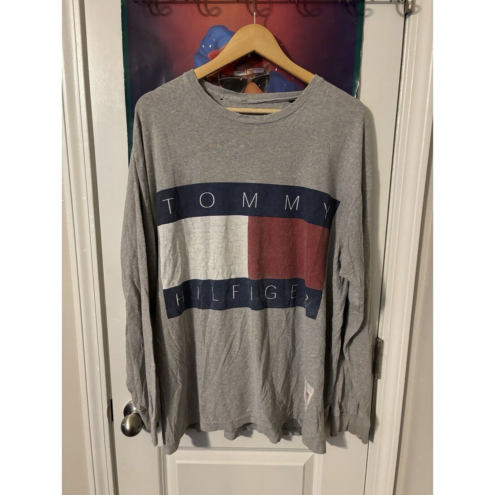Tommy Hilfiger Vintage big flag tommy hilfiger grey distressed t-shirt Size US XL / EU 56 / 4 - 1 Thumbnail