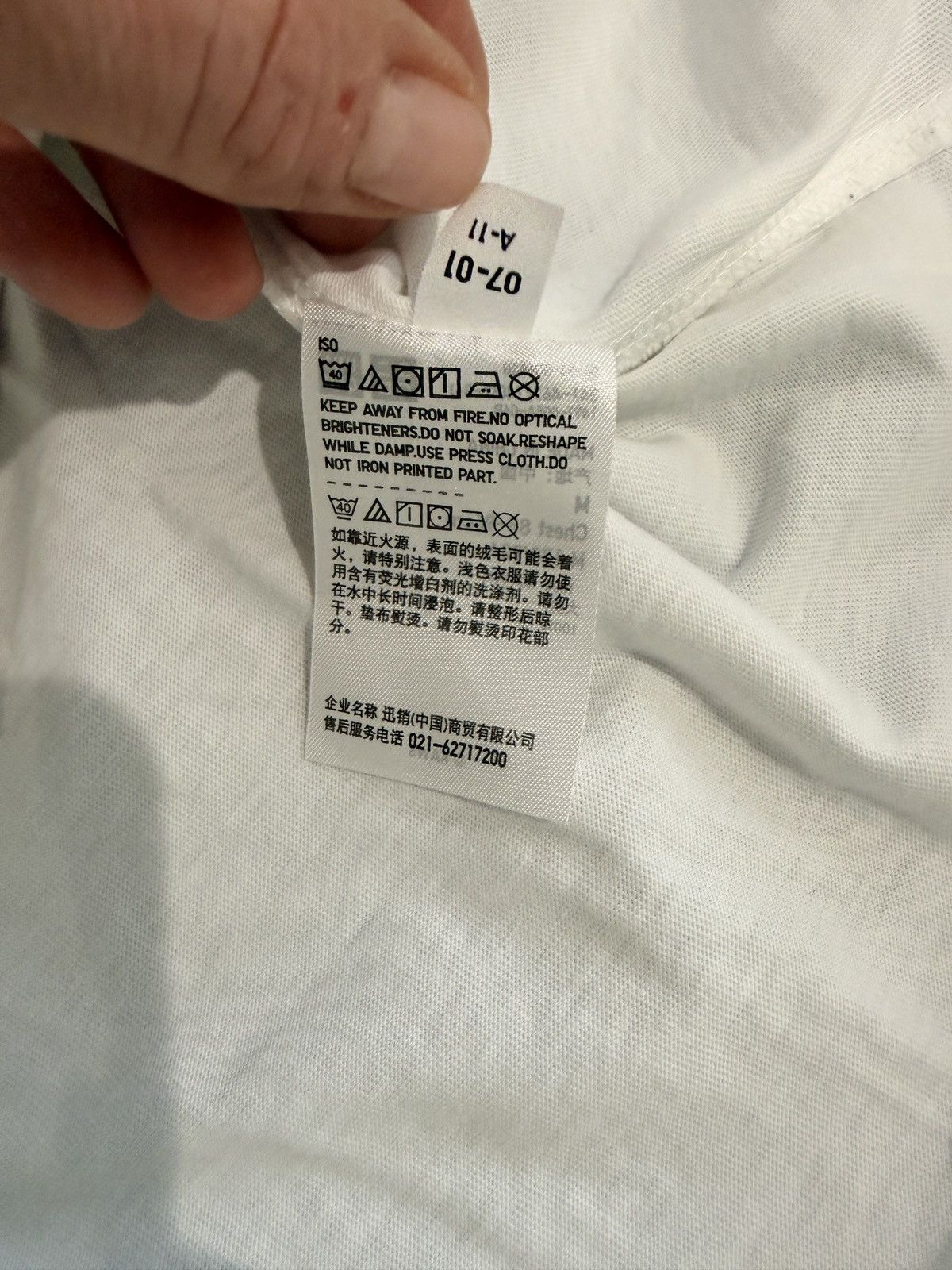 Kaws × Uniqlo Uniglow KAWS T Shirt Size US M / EU 48-50 / 2 - 6 Thumbnail