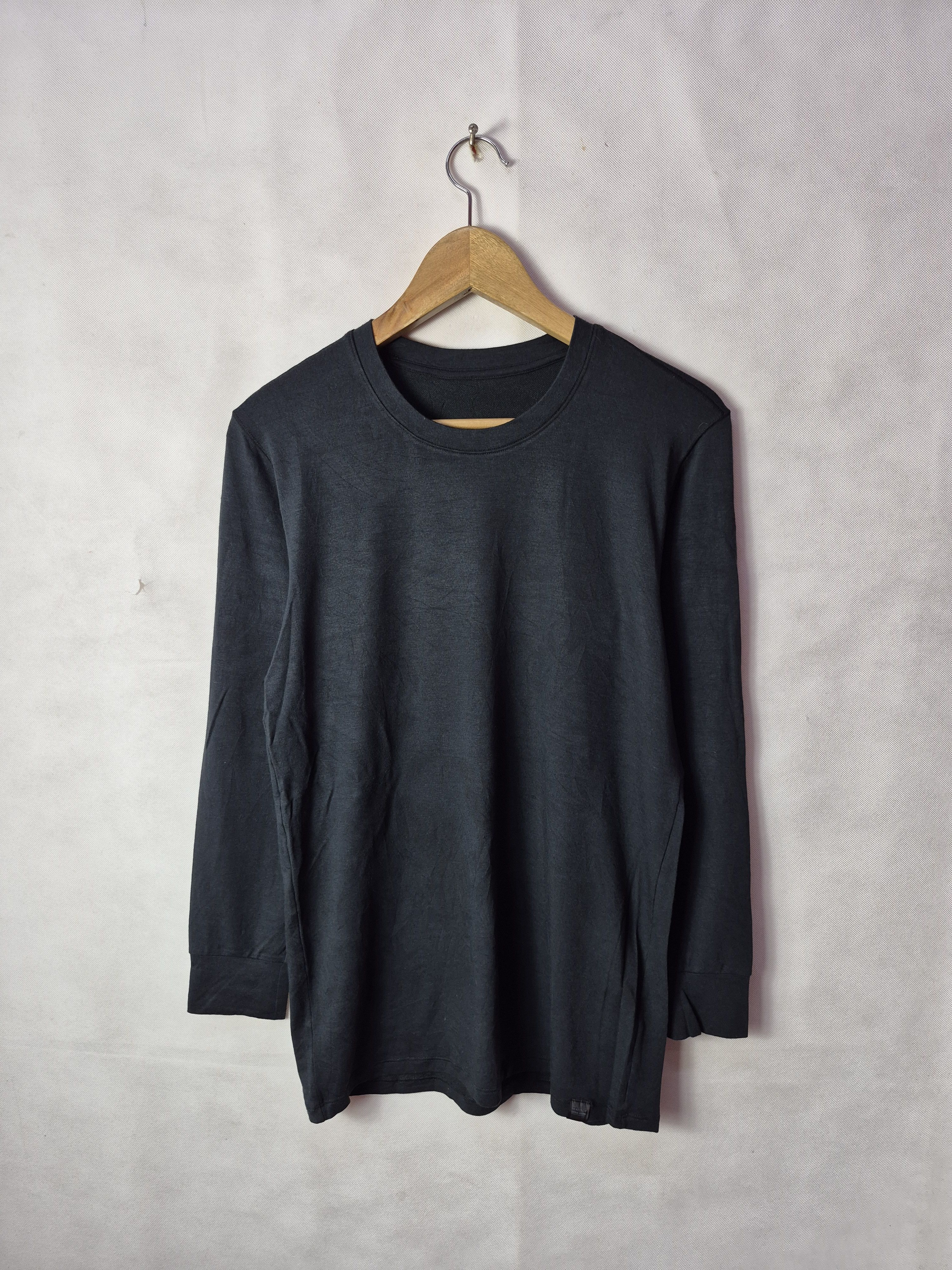 Japanese Brand × Uniqlo 🔥Uniqlo Heat Tech Plain Black Longsleeves Size US M / EU 48-50 / 2 - 7 Thumbnail