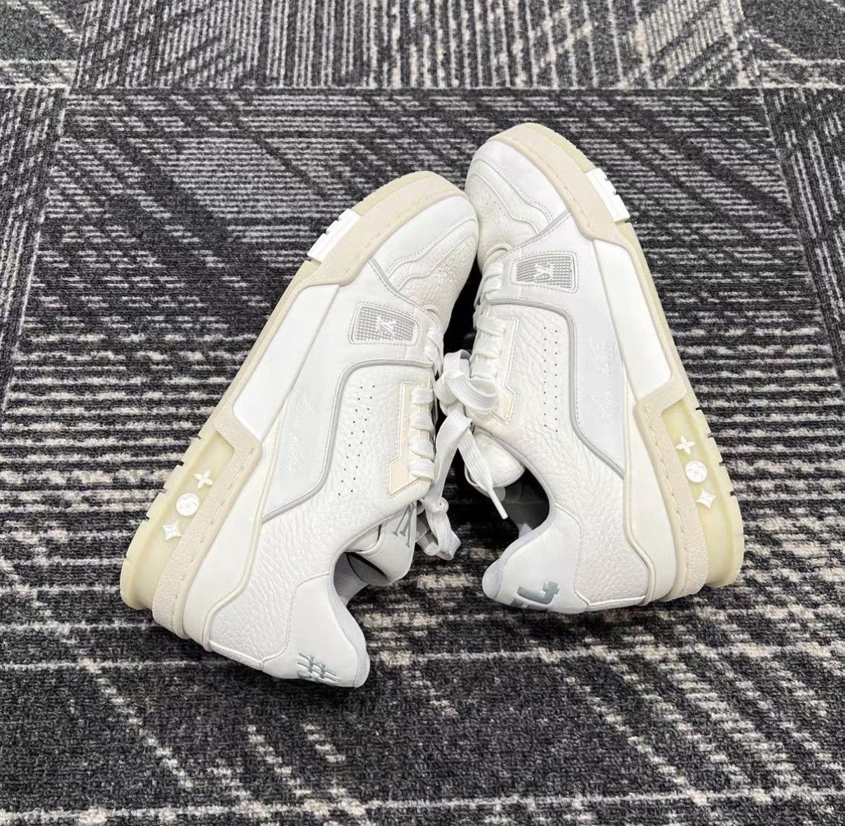 Louis Vuitton Louis Vuitton Trainer White Cement J42 Size US 7.5 / EU 40-41 - 4 Thumbnail