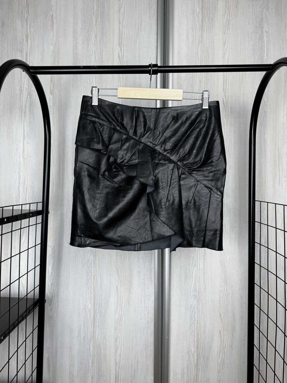 Isabel Marant Etoile Isabel Marant Étoile Zeist Ruffled Faux Leather Skirt Black Size 28" / US 6 / IT 42 - 1 Thumbnail