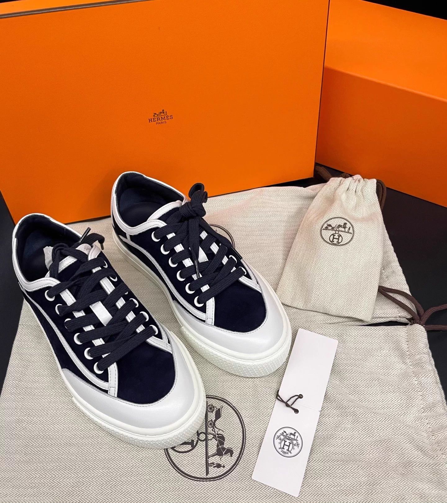 Hermes Hermes round low lace-up shoe navy white 35.5 new Size US 5 / IT 35 - 4 Thumbnail