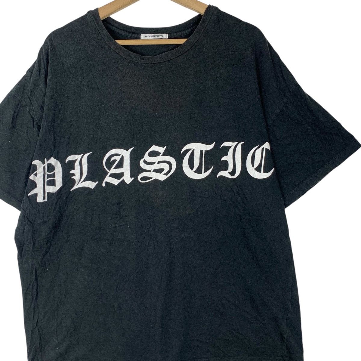 Vintage PLASTIC TOKYO DESIGNER Old English Text Punk Tee Shirt Top Size US XL / EU 56 / 4 - 3 Thumbnail