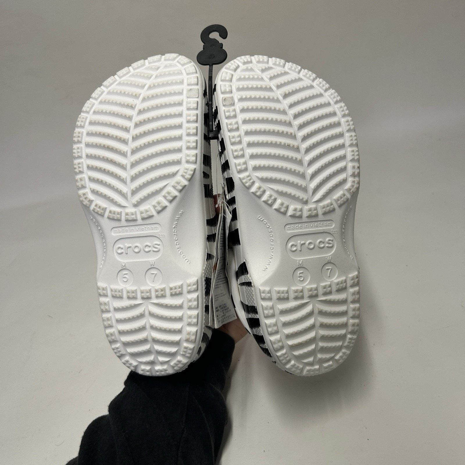Crocs Crocs Unisex Classic Animal Print Clog Zebra “Black White” Size US 7 / IT 37 - 5 Thumbnail