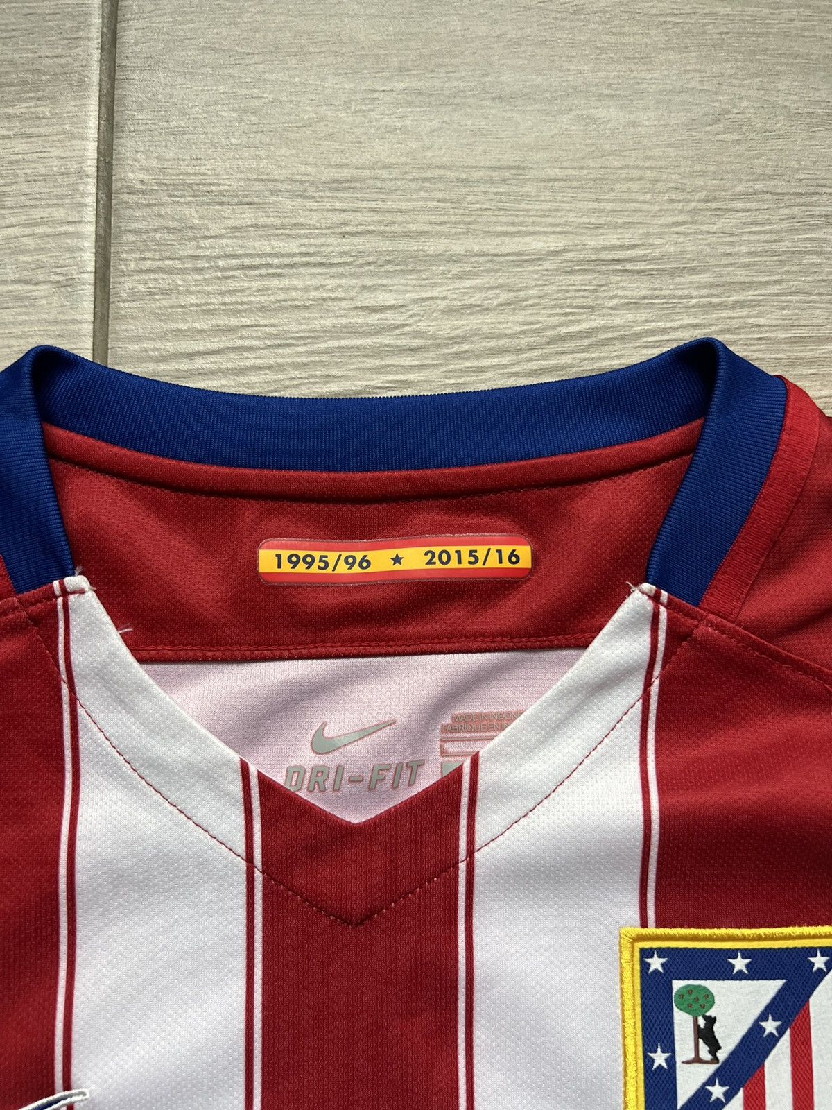 Nike Nike ATLETICO MADRID 2016 2017 HOME SOCCER SHIRT JERSEY Size US L / EU 52-54 / 3 - 7 Thumbnail