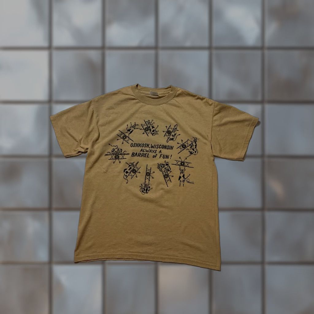 Gildan OshKosh Wisconsin Always Barrel Fun Flying Cows Plane Aviation Graphic T-Shirt M Mens Beige Size US M / EU 48-50 / 2 - 1 Thumbnail