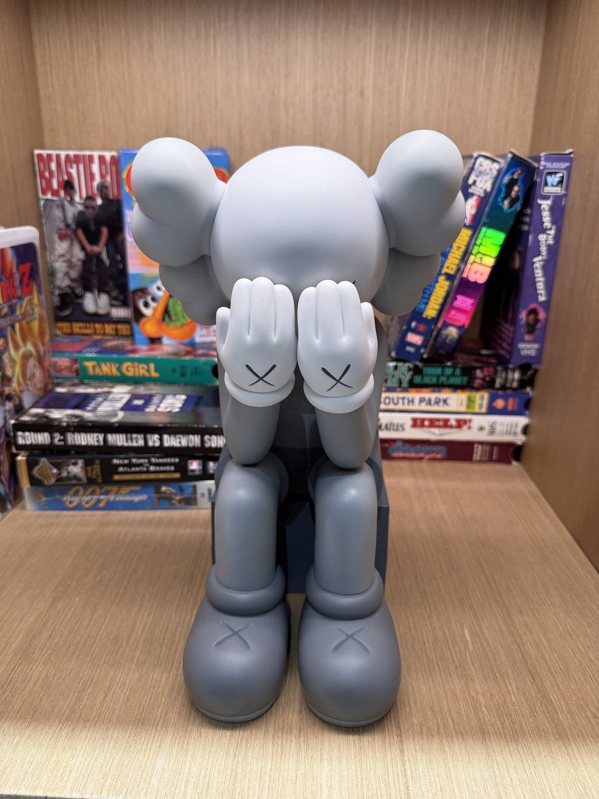 Kaws 2013 Kaws Passing Through Companion Gray Figure with Box Size ONE SIZE - 3 Thumbnail