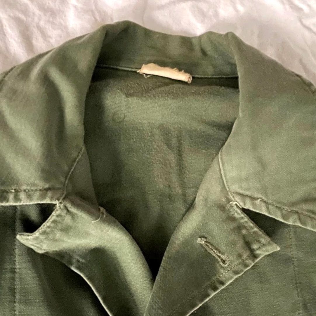 Vintage VINTAGE U.S. Army Vietnam Era Sateen Cotton Shirt M Green Shirt Mens/Adults 1960s 1960s Vintage Military Shirt Size US M / EU 48-50 / 2 - 5 Thumbnail