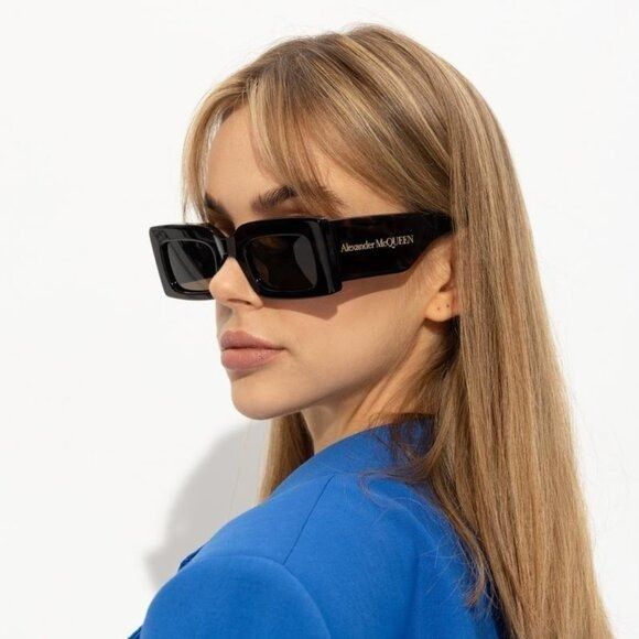 Alexander McQueen Alexander McQueen AM0433S 001 Sunglasses Black Rectangle Size ONE SIZE - 6 Thumbnail