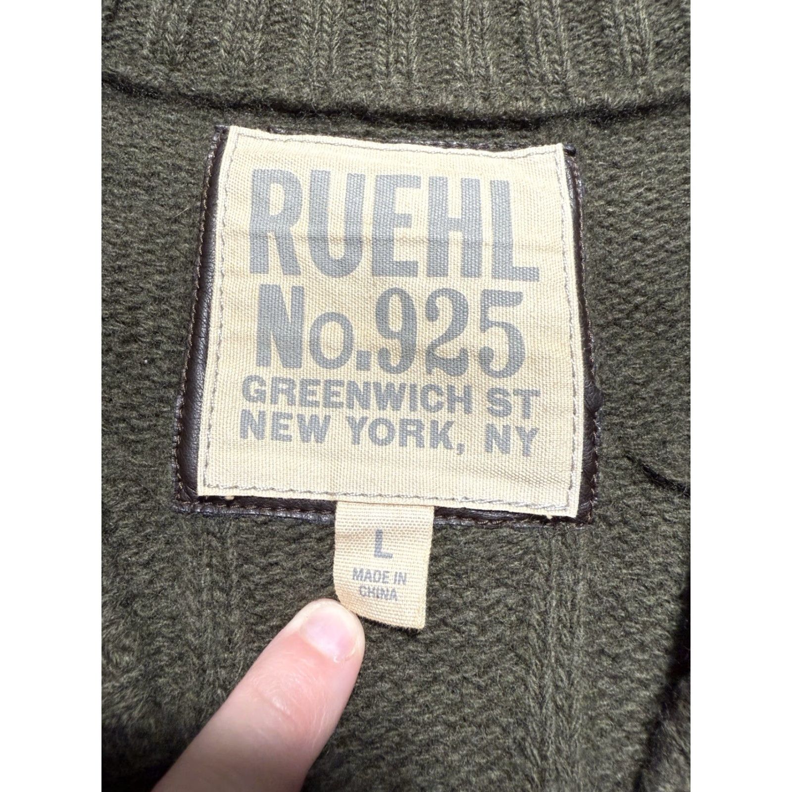 Vintage VINTAGE Ruehl No. 925 Cashmere And Lambs Wool Men’s V-Neck Sweater L Green Mens Pullover 90s? Size US L / EU 52-54 / 3 - 3 Thumbnail