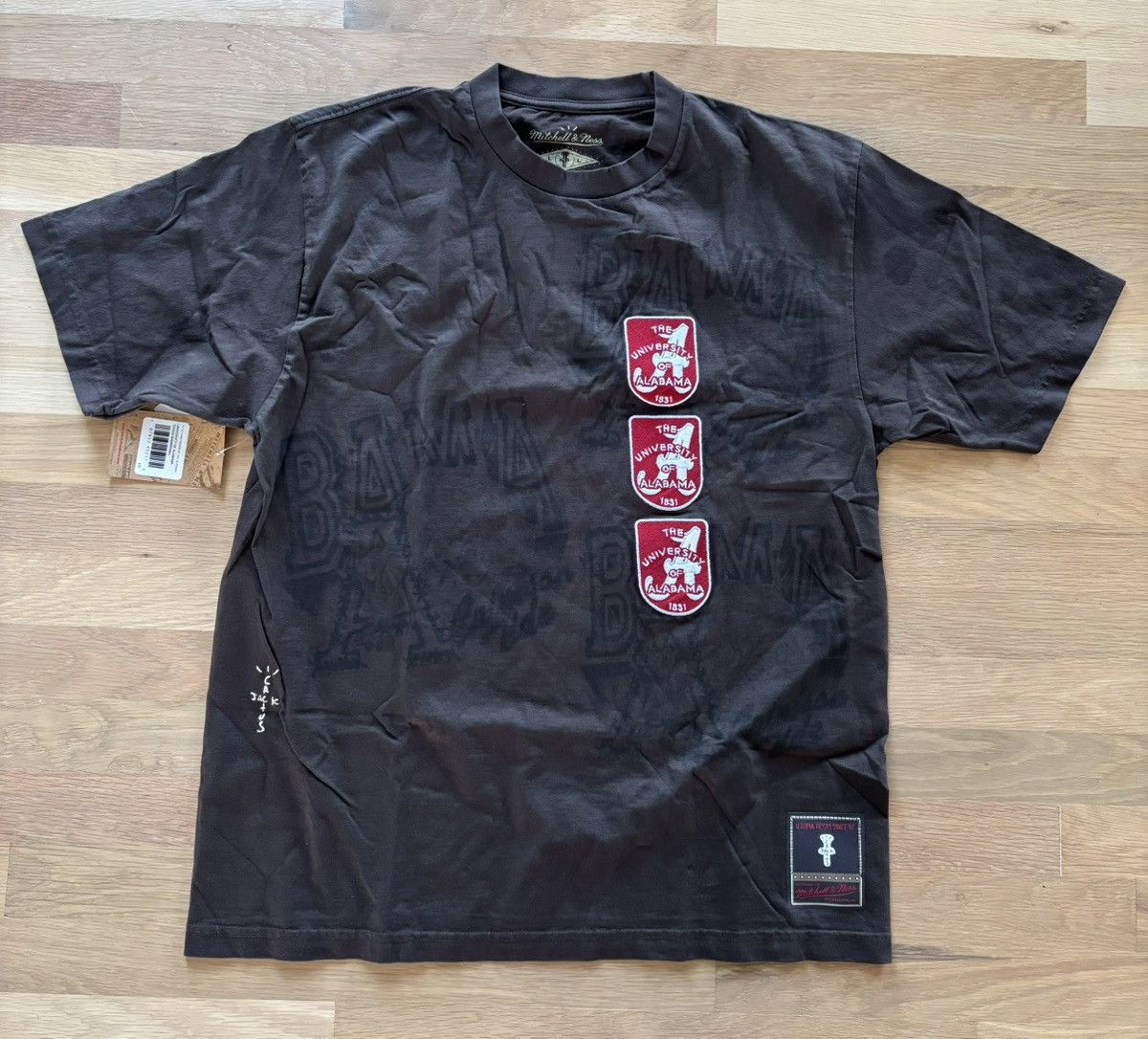 Mitchell & Ness × Travis Scott Travis Scott Michell & Ness Alabama Seal Tee Size US L / EU 52-54 / 3 - 1 Thumbnail