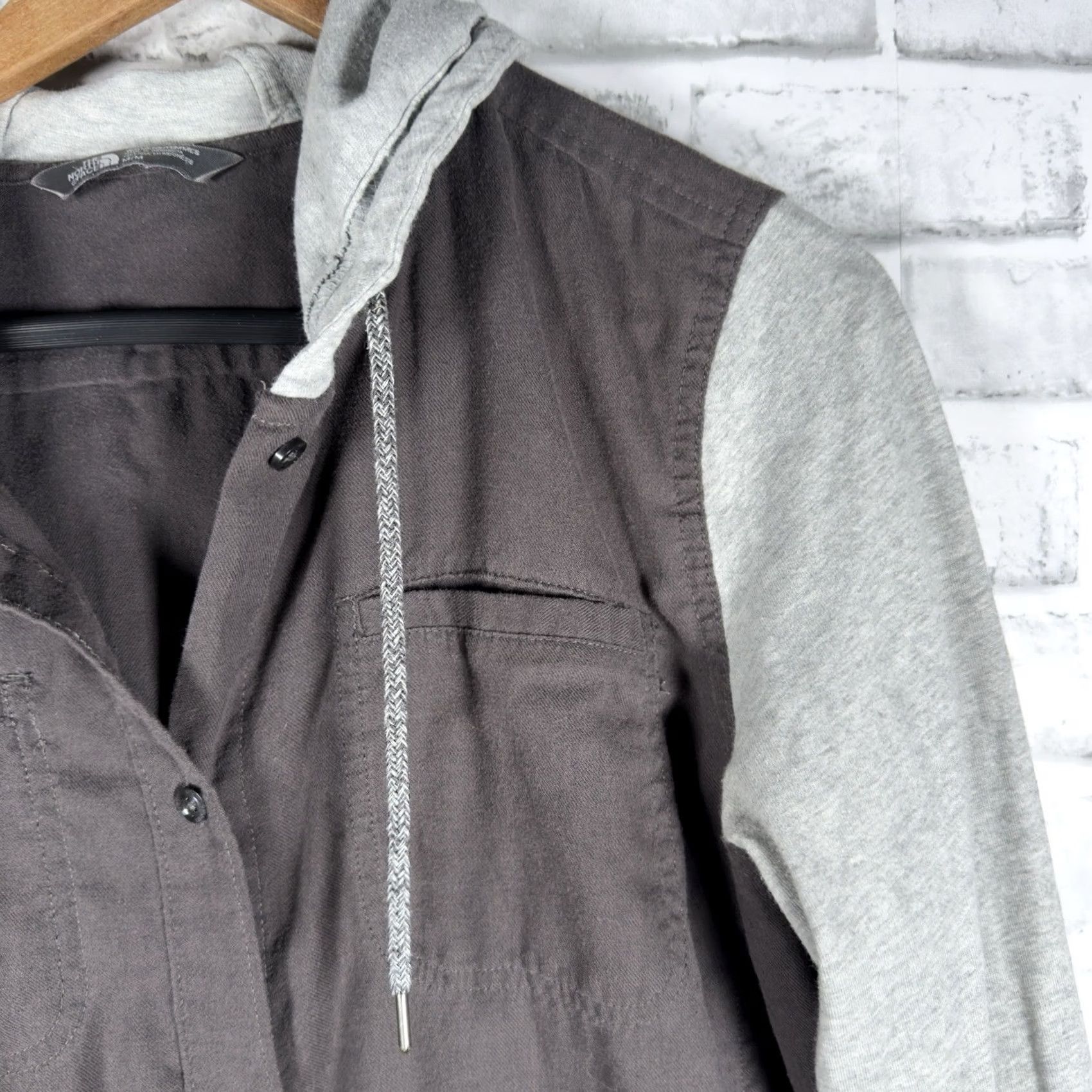 The North Face VINTAGE The North Face Gray Button Down Hooded Shirt Womens Size M Size M / US 6-8 / IT 42-44 - 2 Thumbnail