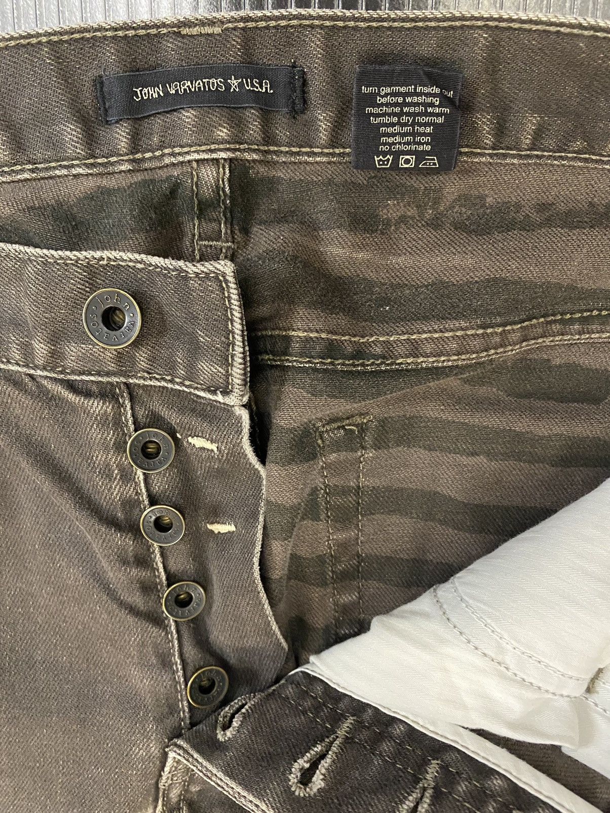 John Varvatos John Varvatos USA Asphalt Bowery Button fly jeans 32RG Size US 32 / EU 48 - 11 Thumbnail