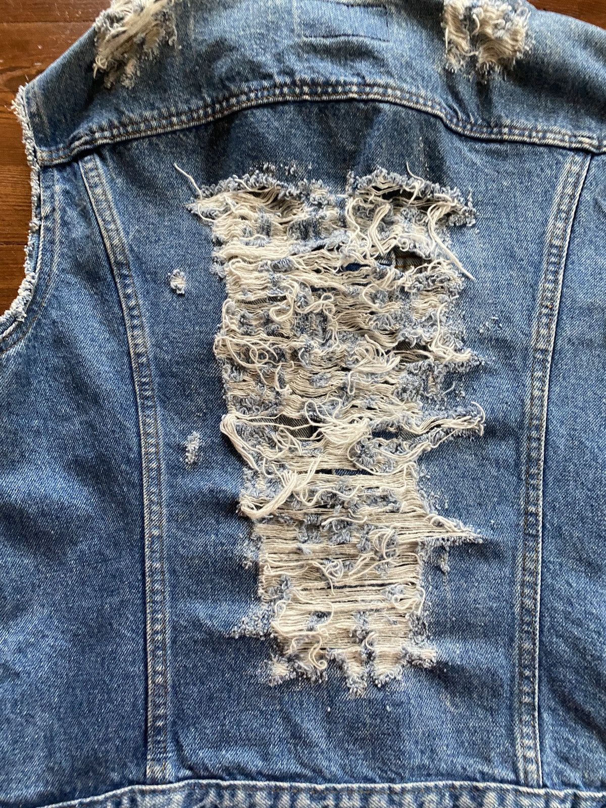 Levi's Vintage 80’s Levi’s Distressed Thrash Style Denim Jean Vest Size US S / EU 44-46 / 1 - 3 Thumbnail